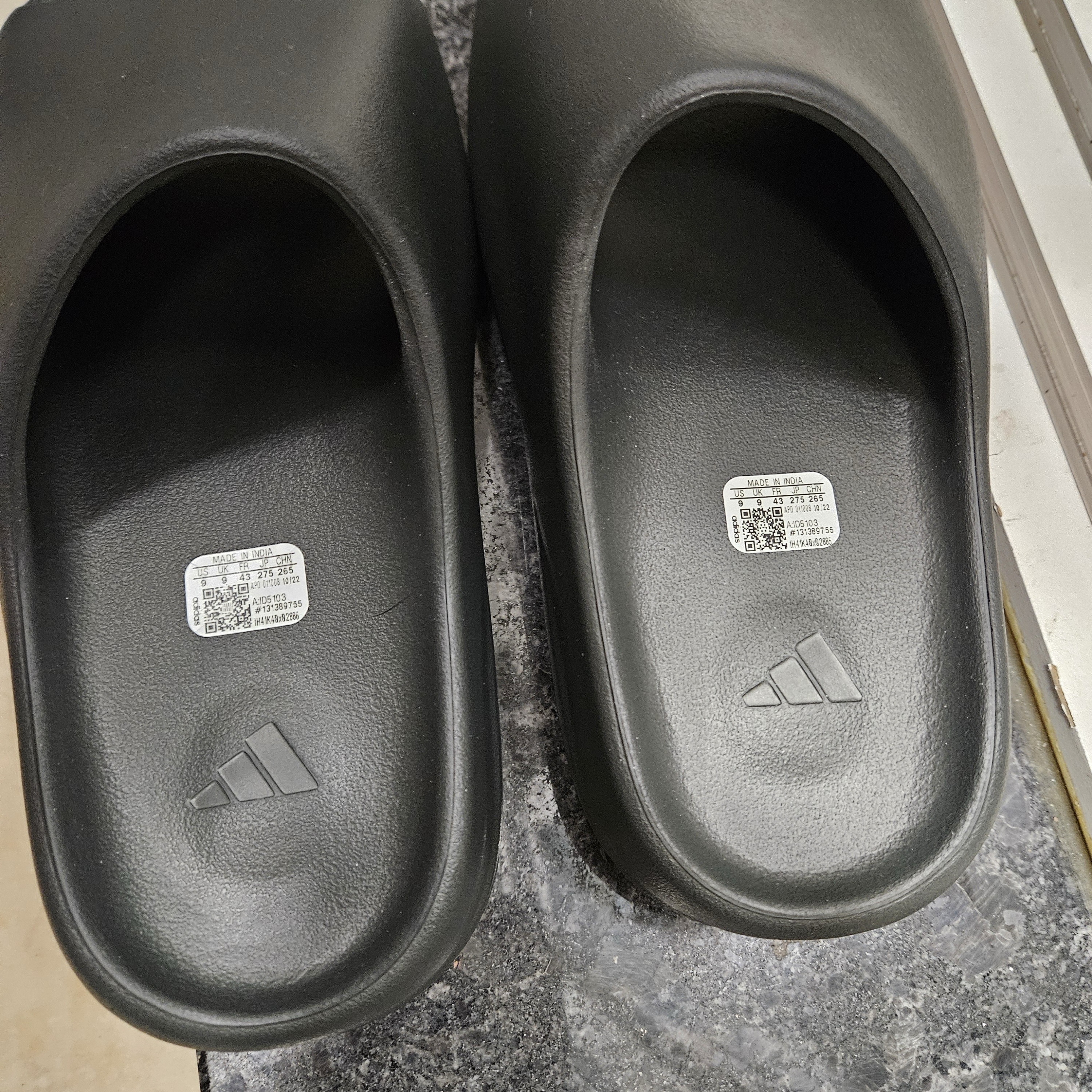 Adidas Yeezy Slide Dark Onyx 2024 착용 스타일 - 2