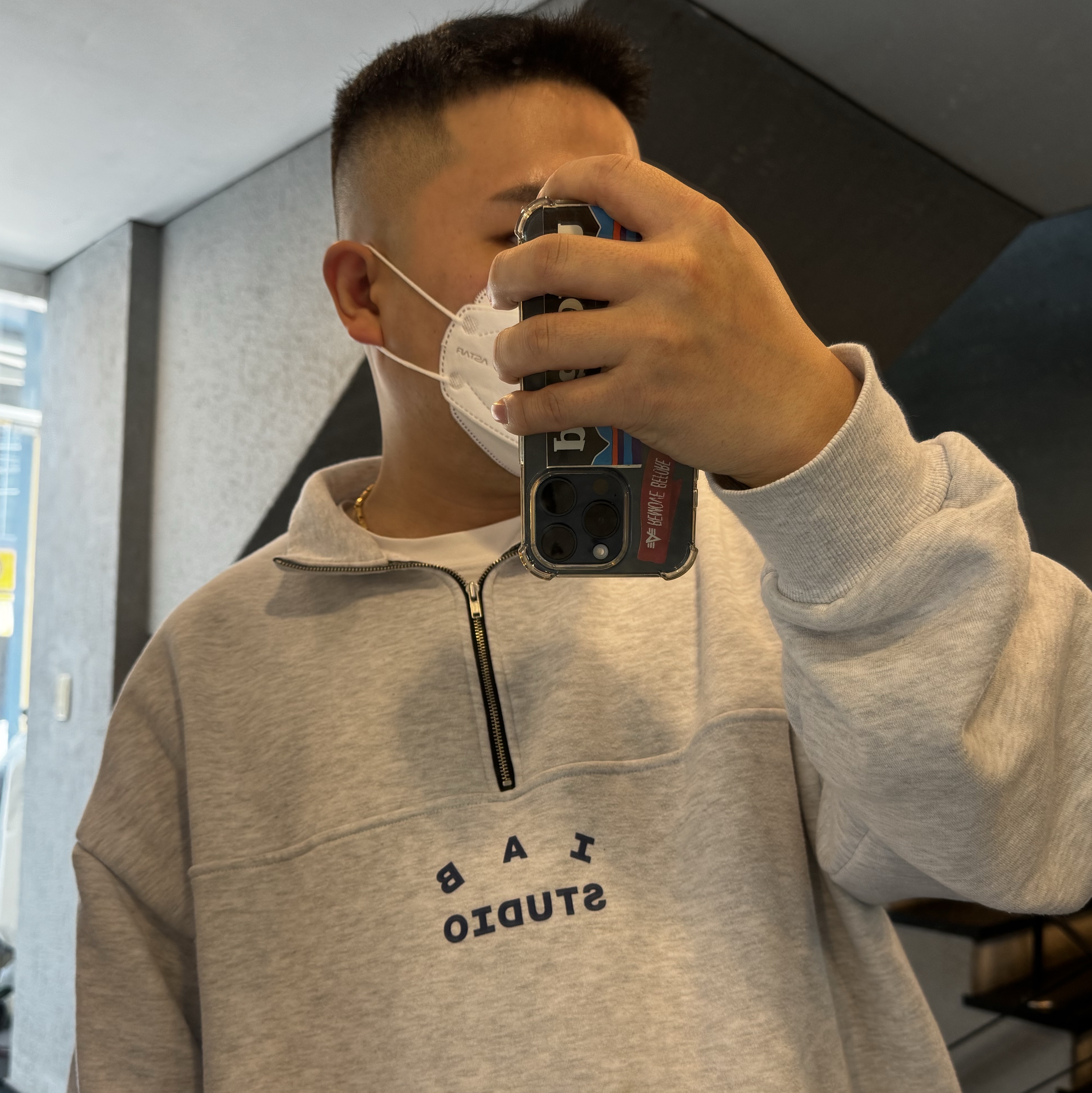 IAB Studio Half Zip Pullover Light Gray 착용 스타일