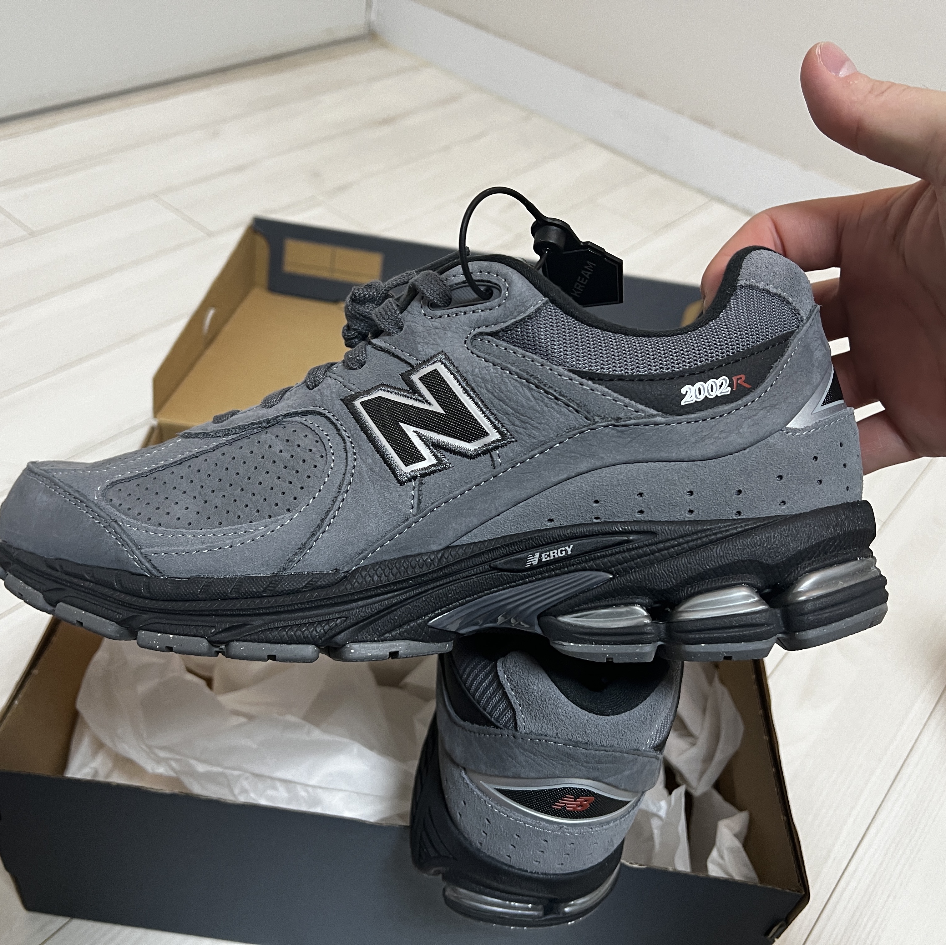 New Balance 2002R Dark Grey 착용 스타일 - 2