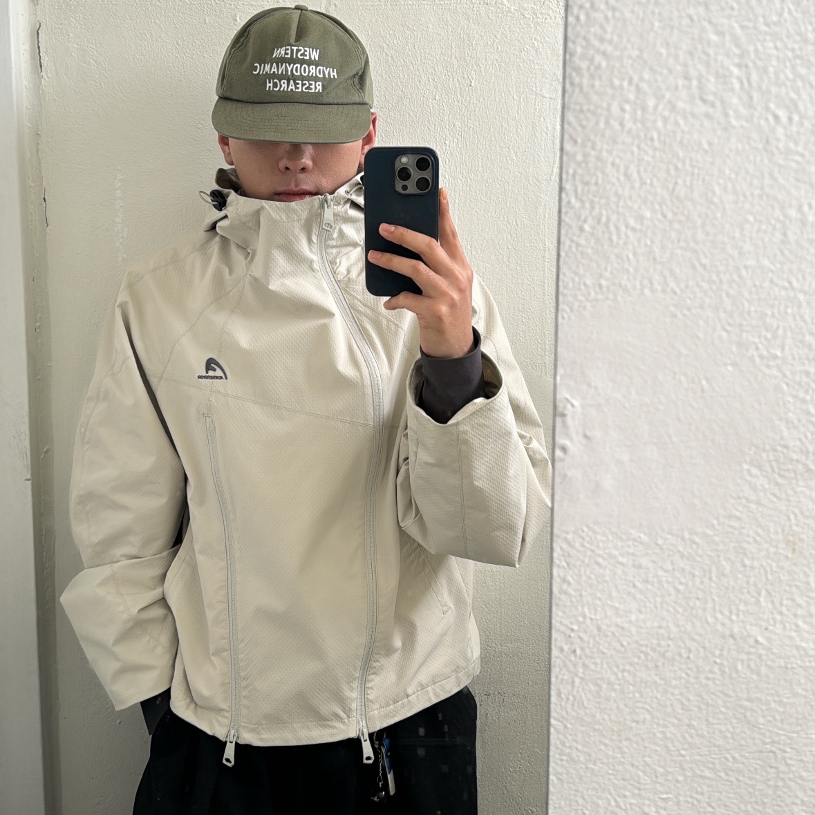 Ader Error Plue Windbreaker Beige, Stussy 8 Ball Keychain Black 착용 스타일 - 1
