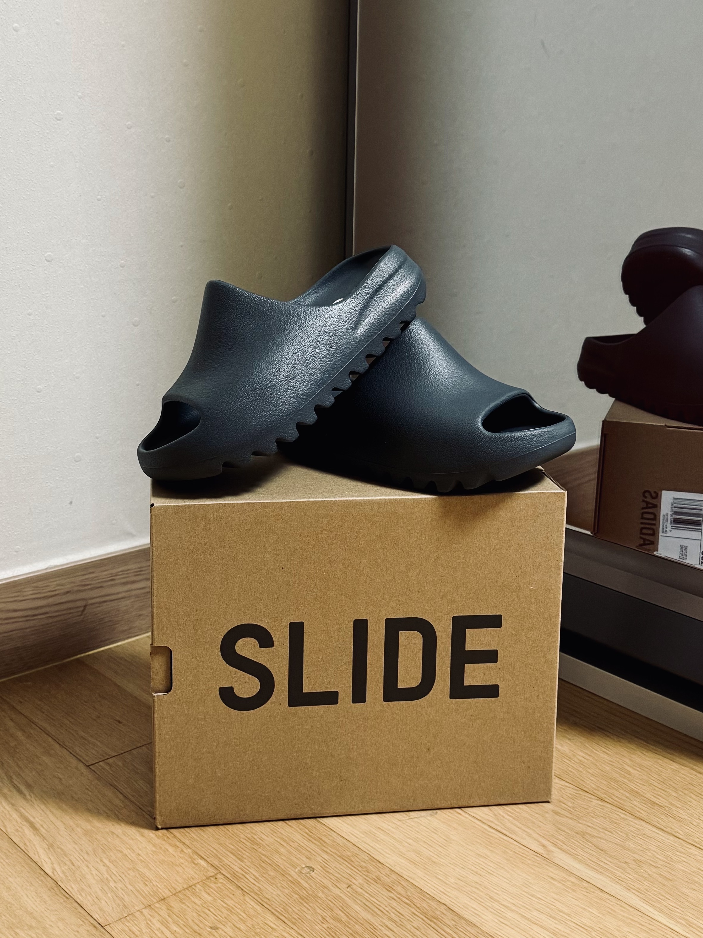 (Kids) Adidas Yeezy Slide Slate Grey 착용 스타일