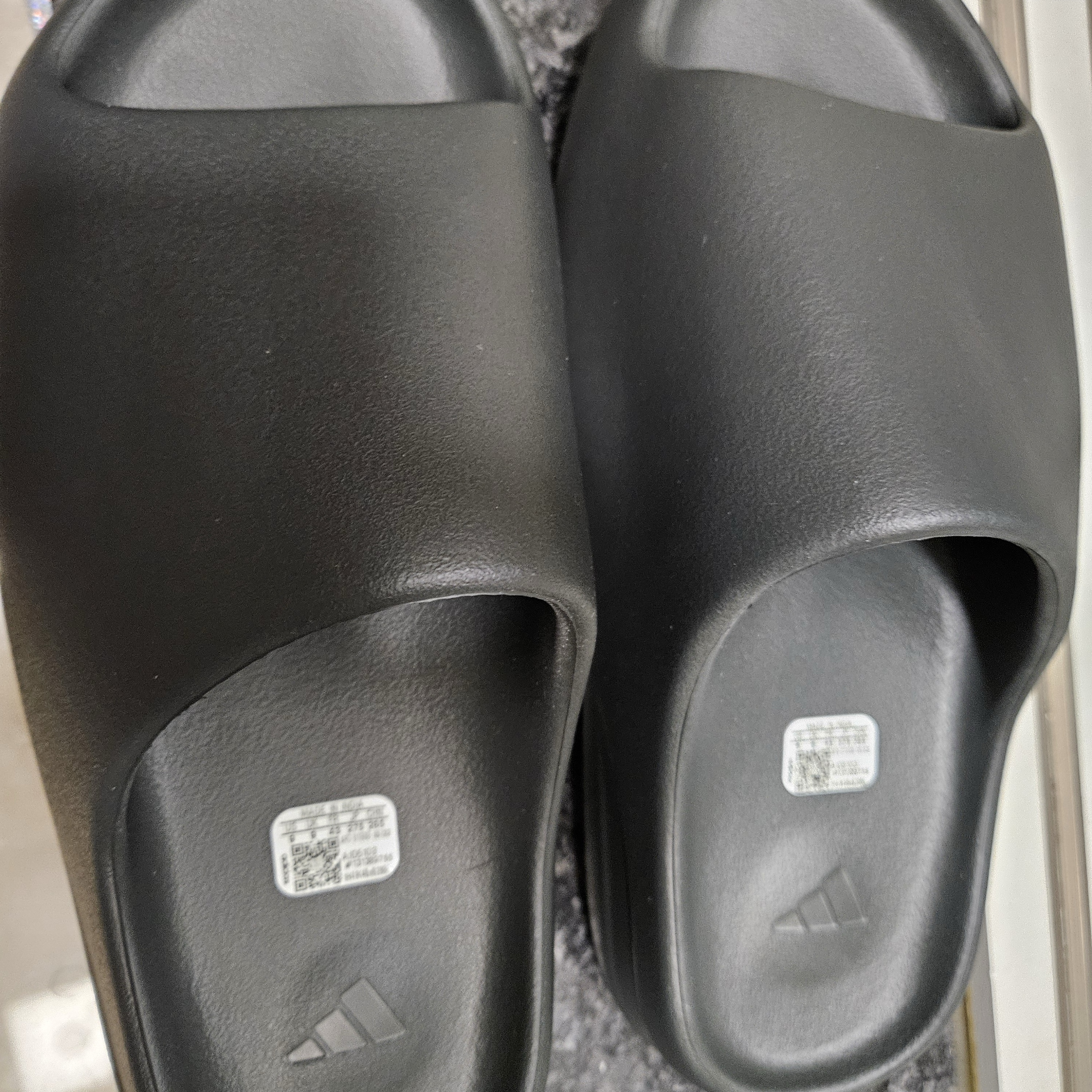 Adidas Yeezy Slide Dark Onyx 2024 착용 스타일 - 1