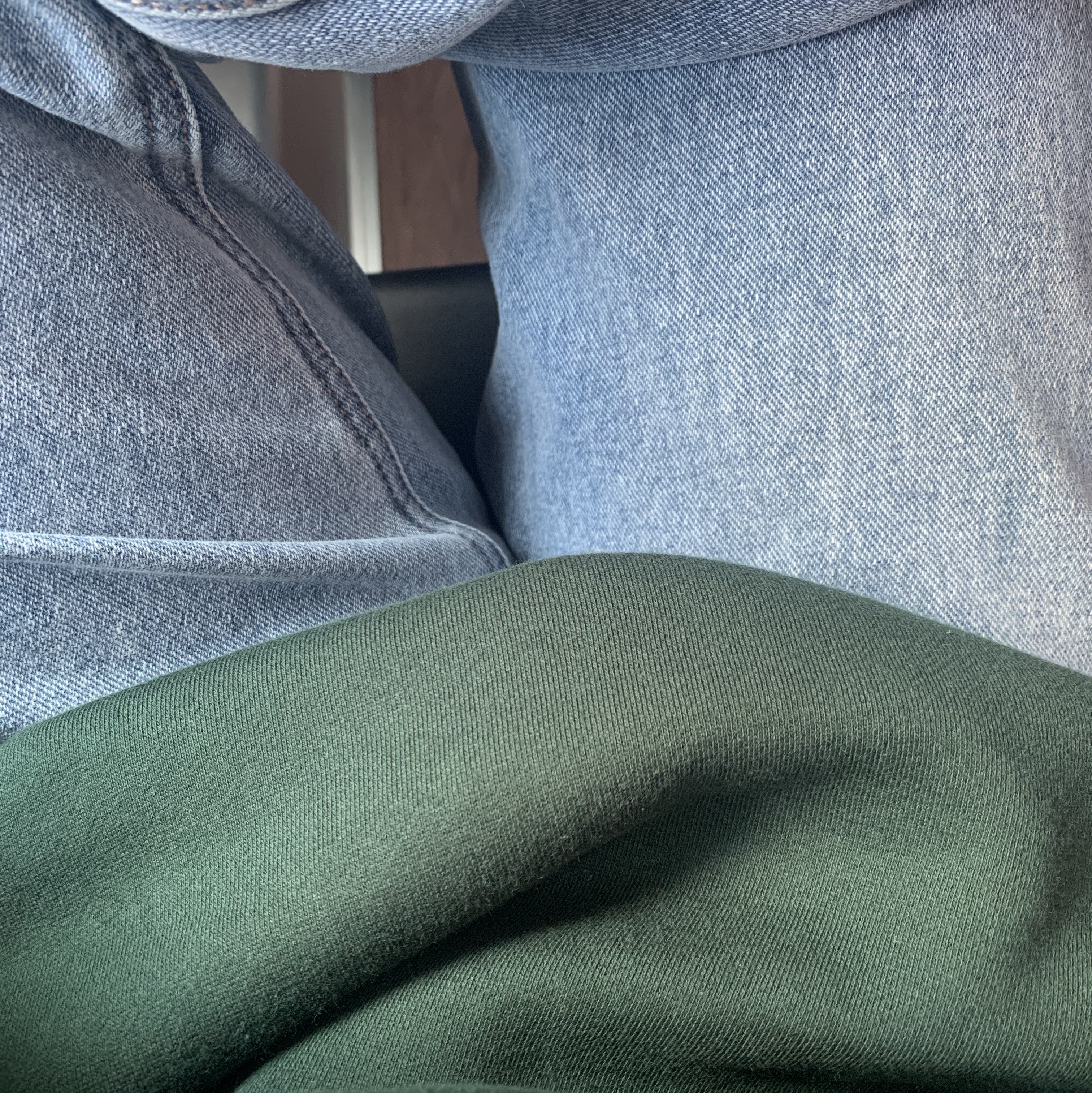IAB Studio Hoodie Deep Green 착용 스타일