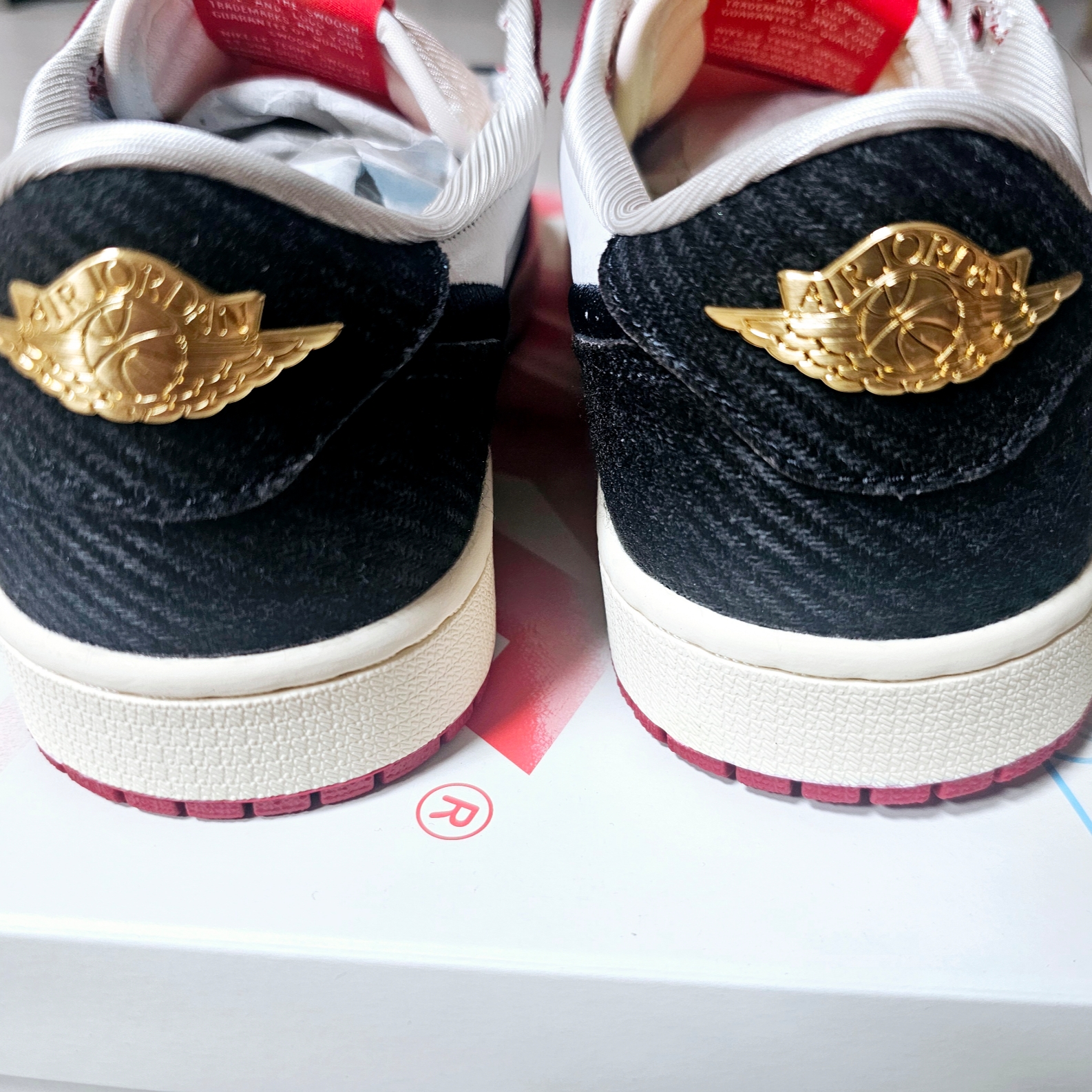 Jordan 1 x Trophy Room Retro Low OG SP Sail Varsity Red 착용 스타일 - 1