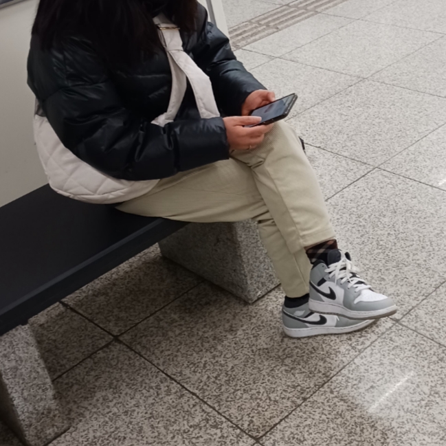 Jordan 1 Mid Light Smoke Grey Anthracite 착용 스타일 - 1