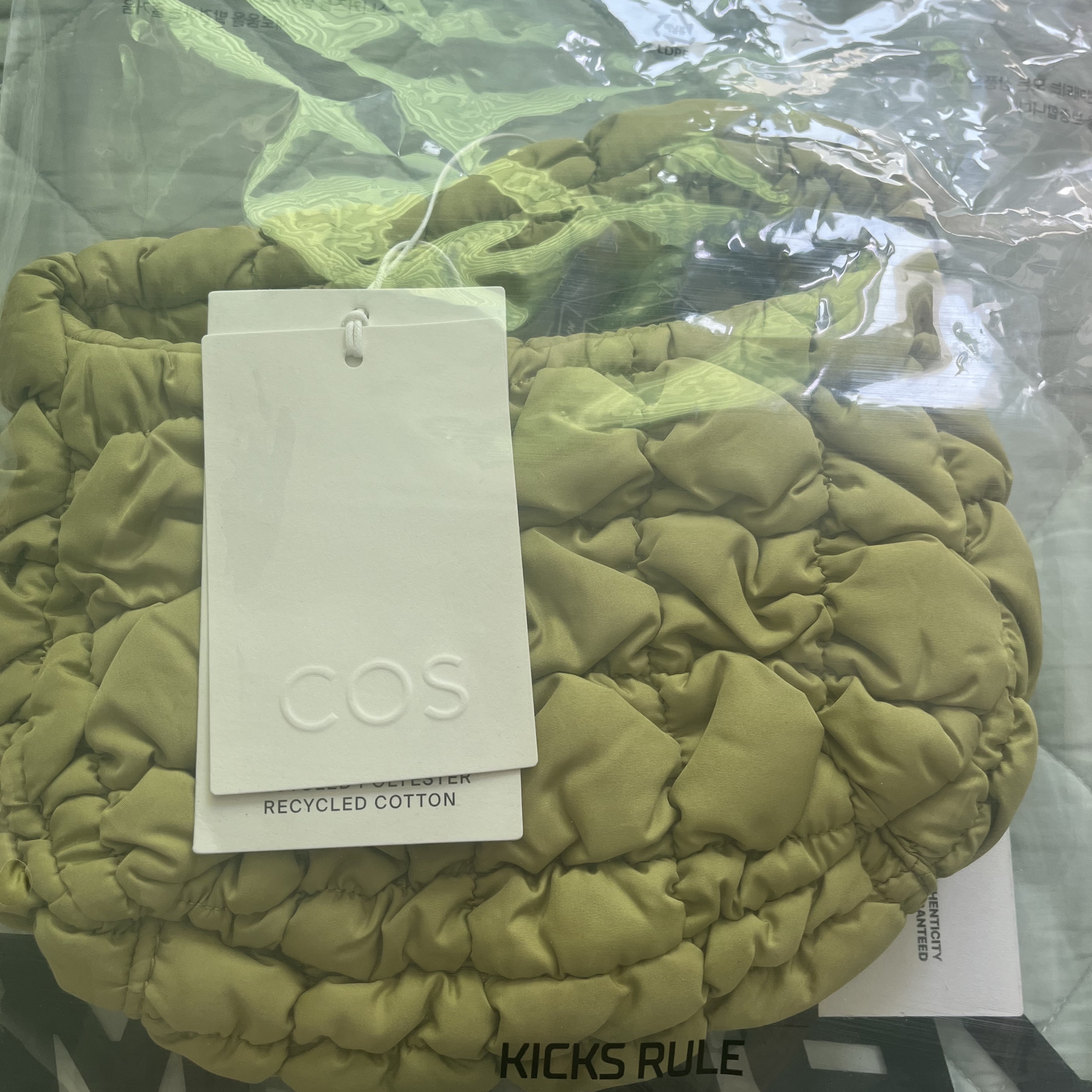 COS Quilted Micro Bag Green 착용 스타일