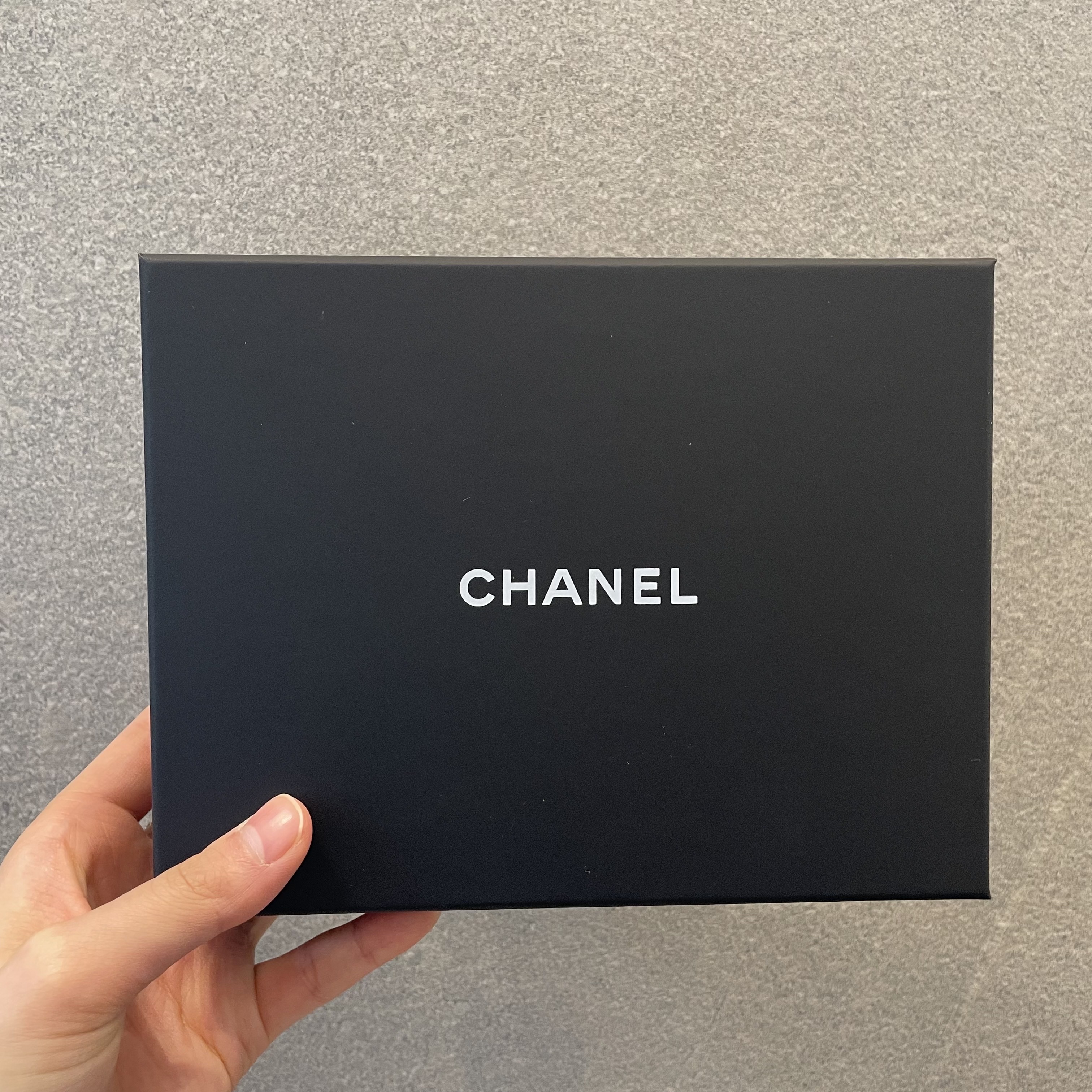 Chanel Small Classic Flap Wallet Grained Calfskin & Silver Black 착용 스타일 - 1