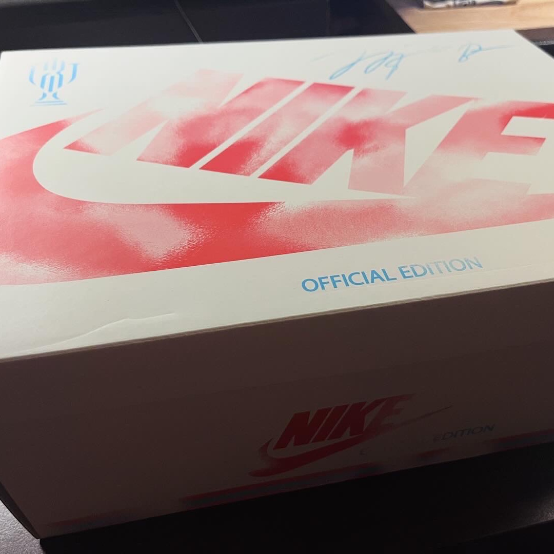 Jordan 1 x Trophy Room Retro Low OG SP Sail Varsity Red 착용 스타일 - 1