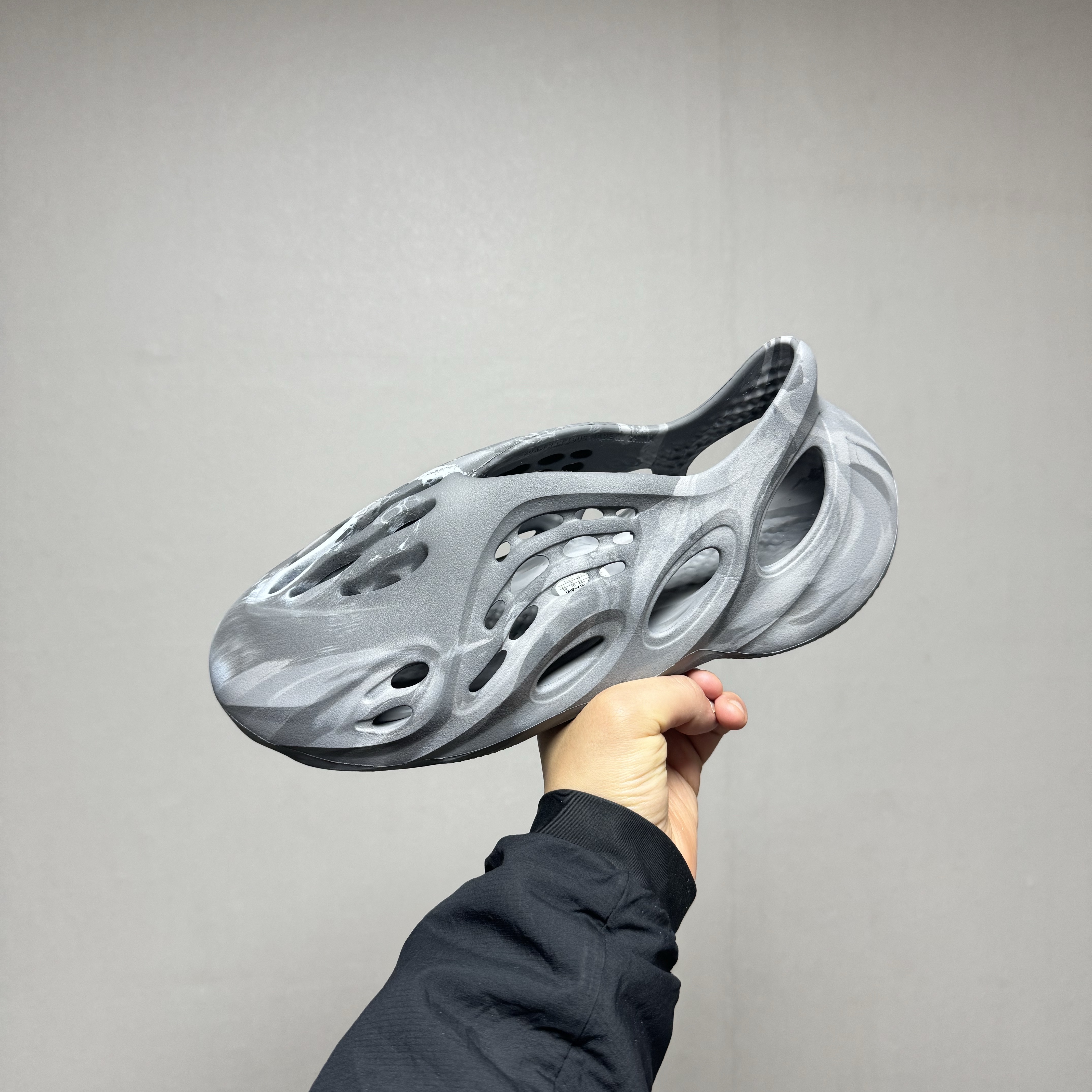 Adidas Yeezy Foam RNNR MX Granite 착용 스타일