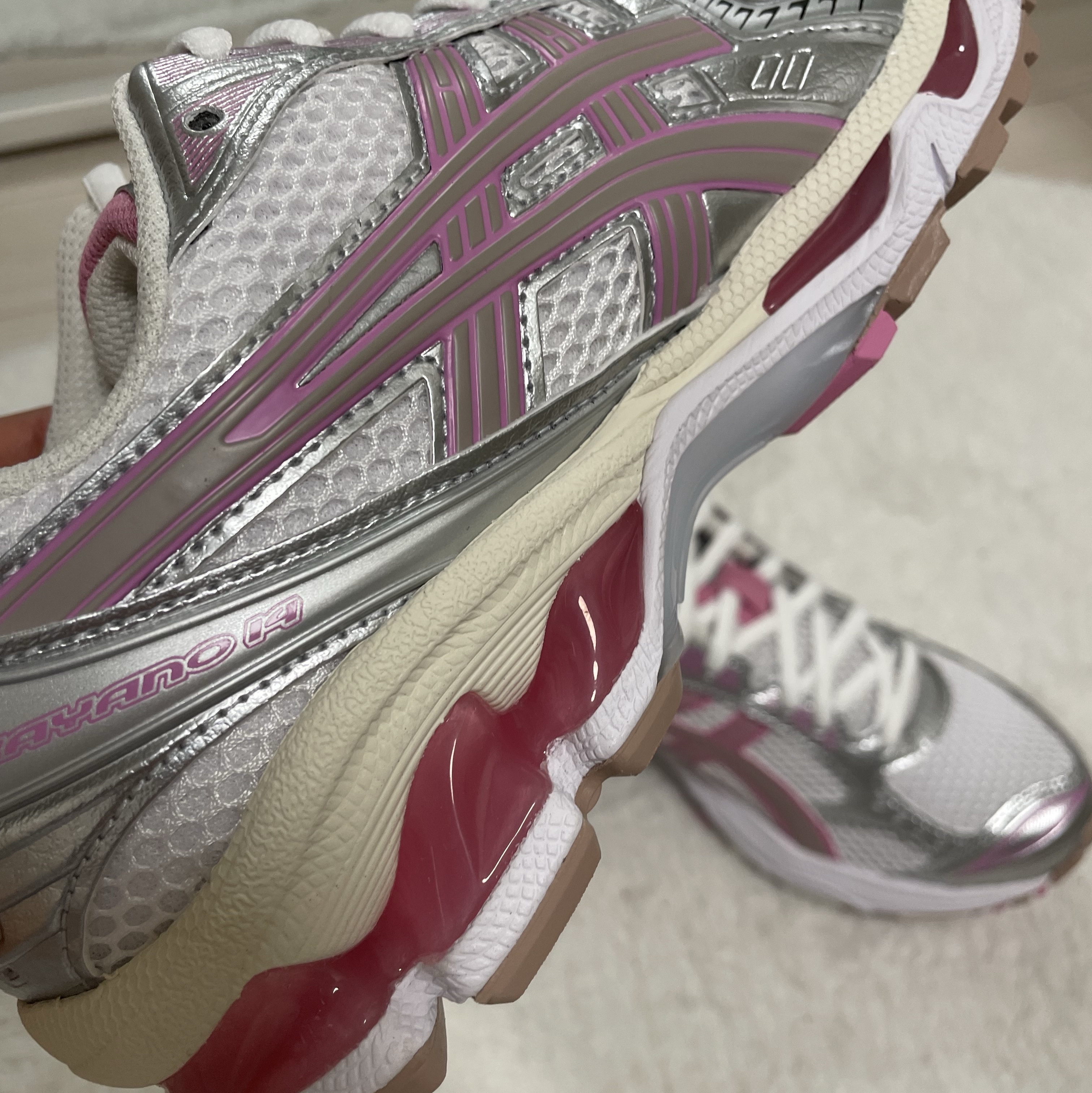 Asics Unlimited Gel-Kayano 14 White Fawn 착용 스타일 - 3