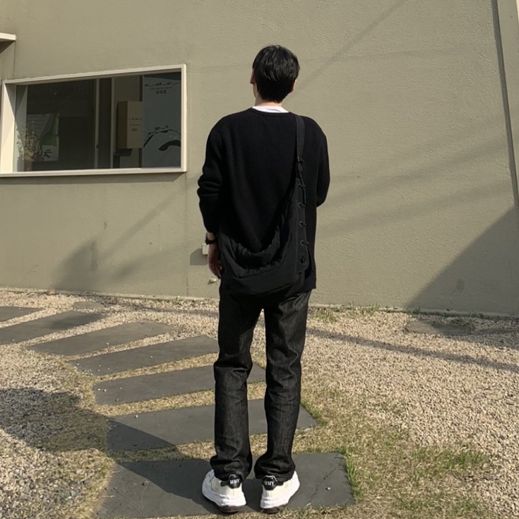 Maison Mihara Yasuhiro Blakey OG Sole Leather Low-top Sneakers White, Lemaire Medium Soft Game Bag Nylon Canvas Dark Chocolate 착용 스타일 - 1