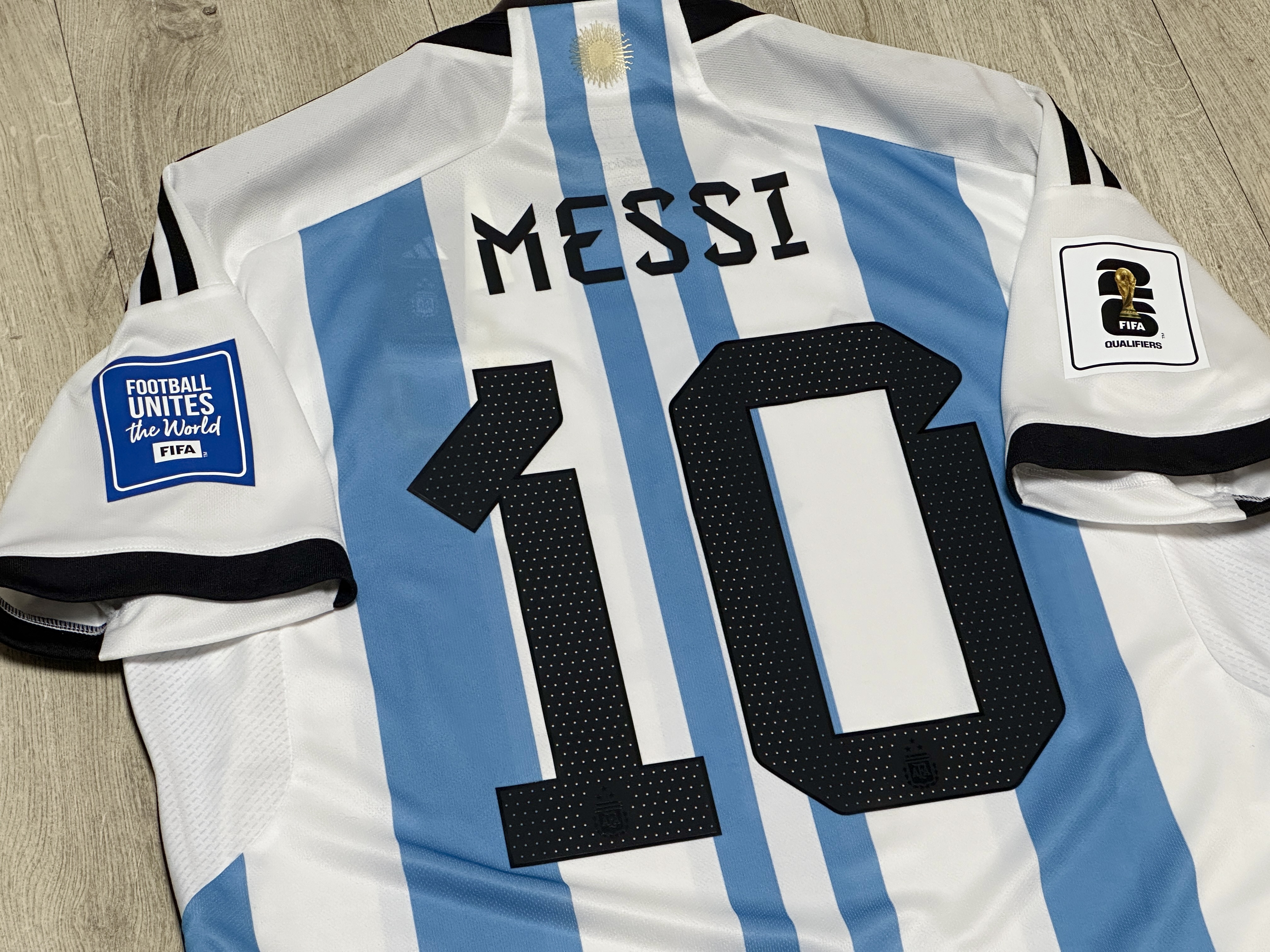 Adidas Argentina Home Jersey 2022 Winners 3-Star White Light Blue - US Sizing (Non Marking Ver.) 착용 스타일 - 2