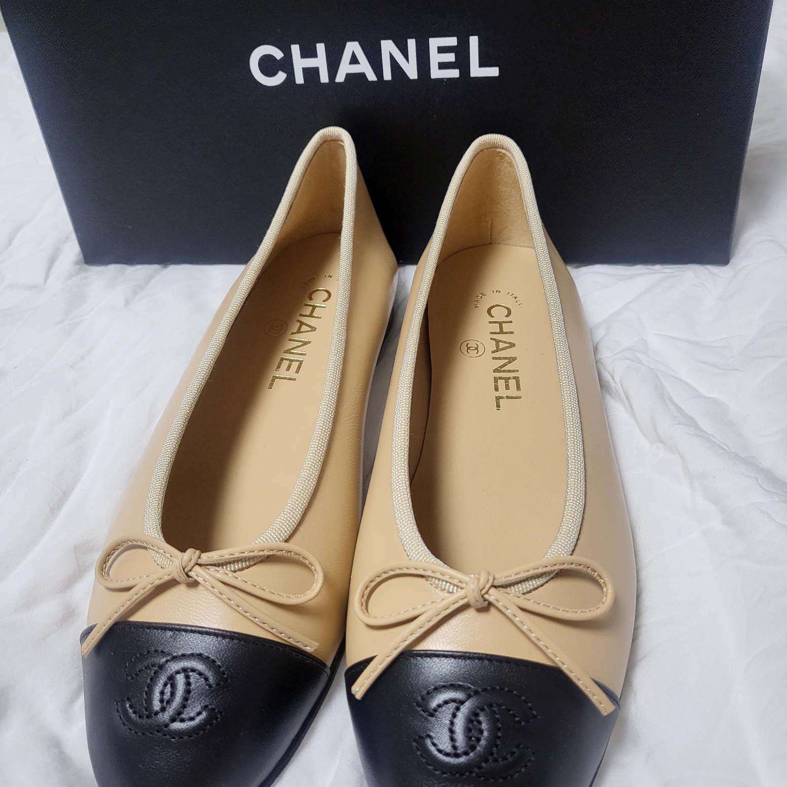 (W) Chanel Ballerina Flat Lambskin & Beige Black 착용 스타일