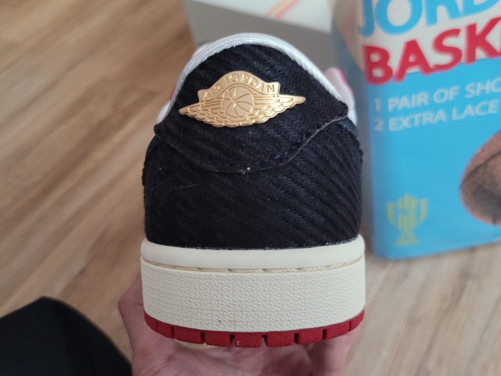 Jordan 1 x Trophy Room Retro Low OG SP Sail Varsity Red 착용 스타일 - 4