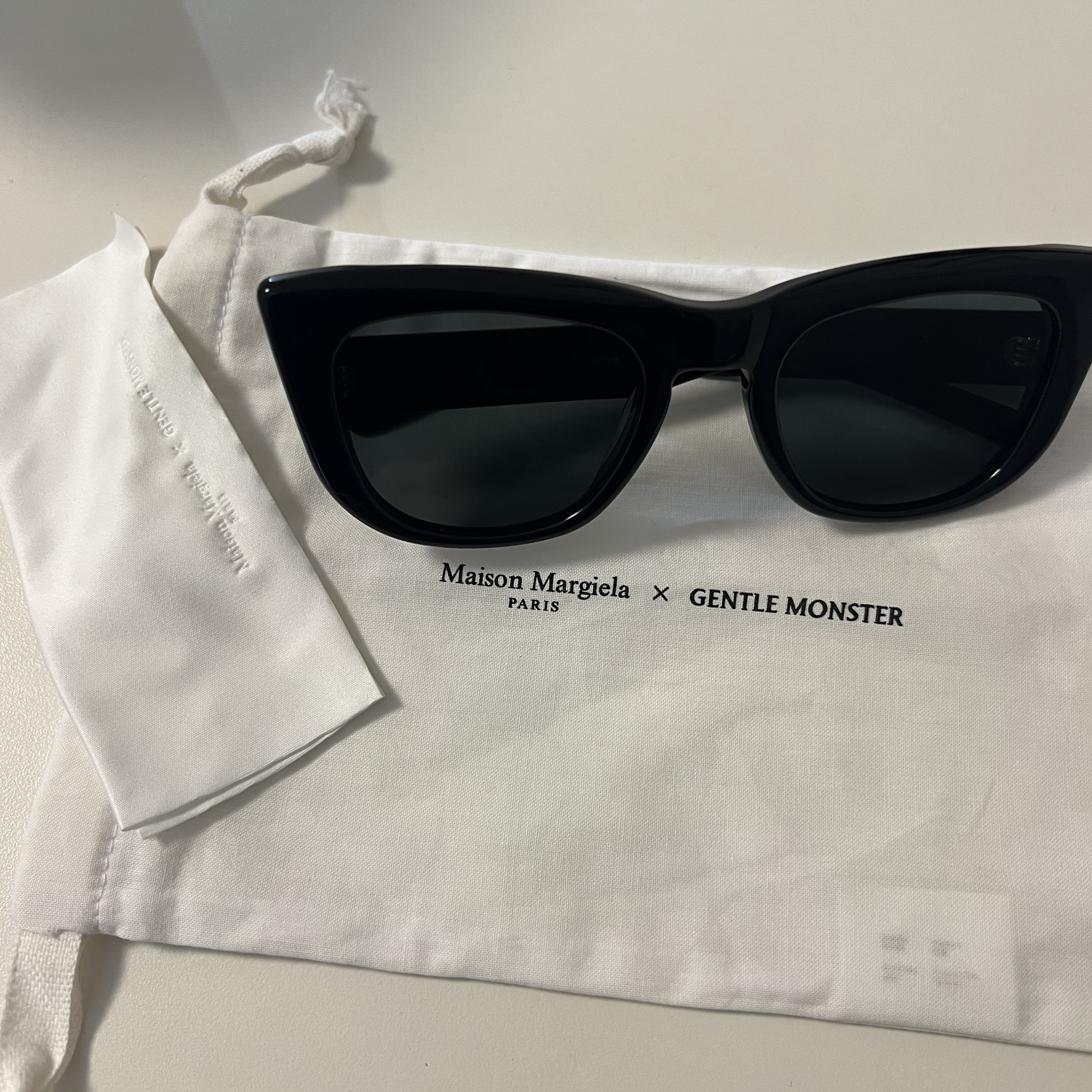 Gentle Monster x Maison Margiela MM008 Black Black 착용 스타일