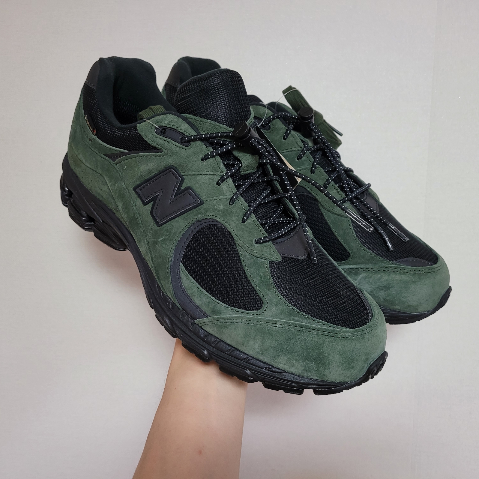 New Balance x JJJJound 2002R Gore-Tex Pine 착용 스타일 - 4