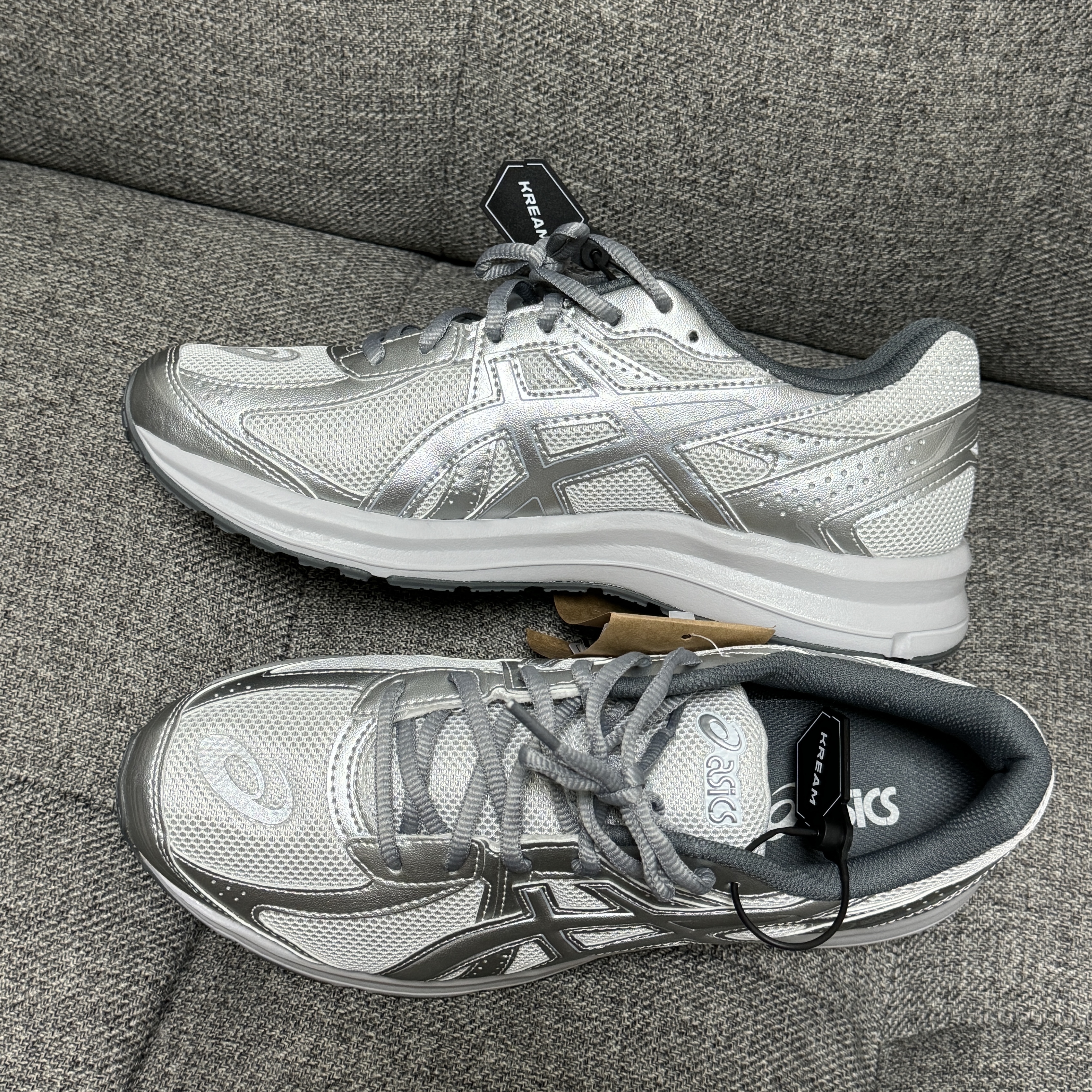 Asics Jog 100 S SMU Glacier Grey Pure Silver - 2E Wide 착용 스타일 - 2