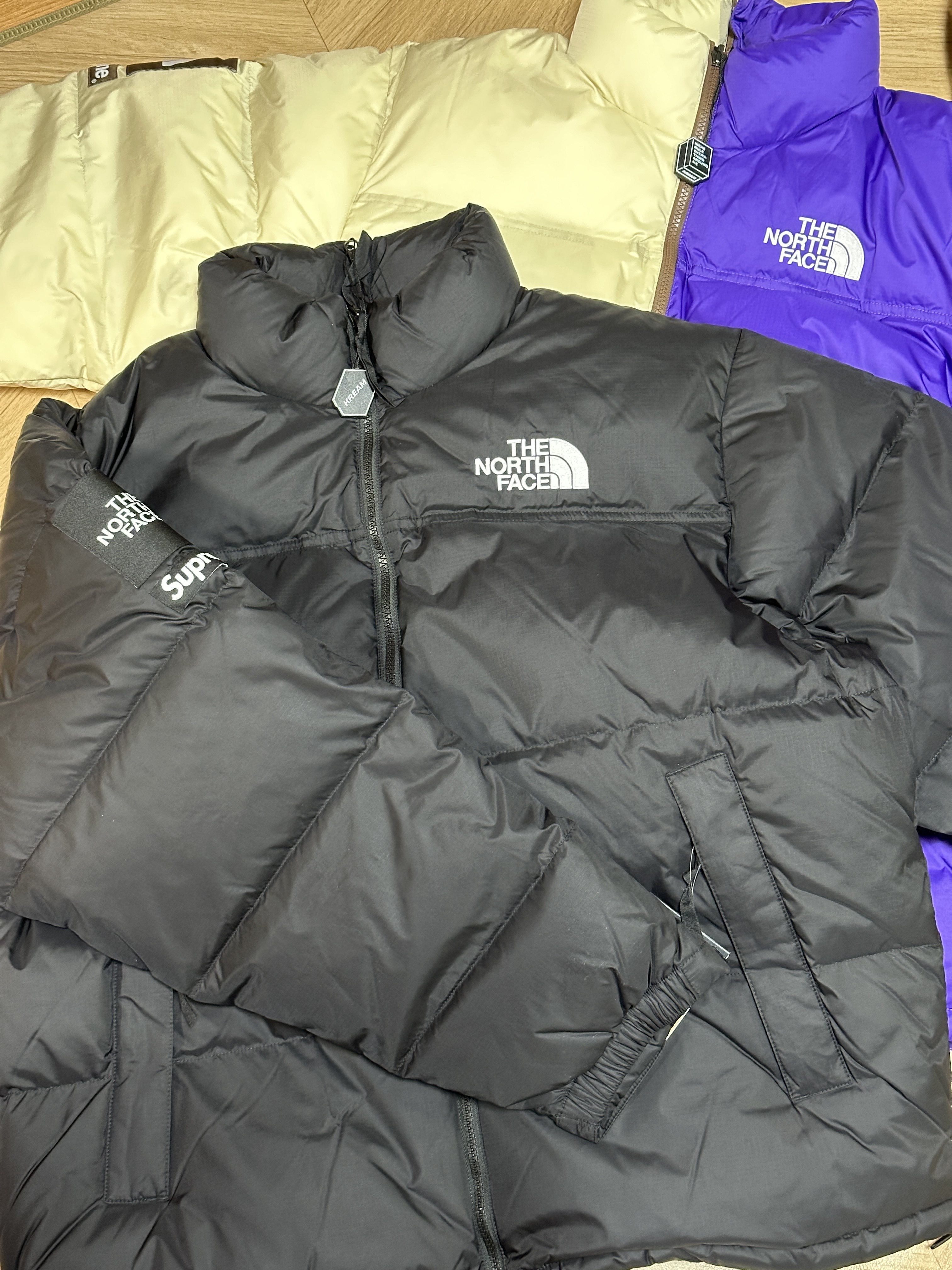 Supreme x The North Face Split Nuptse Jacket Black - 24SS, Supreme x The North Face Split Nuptse Jacket Tan - 24SS 착용 스타일 - 1