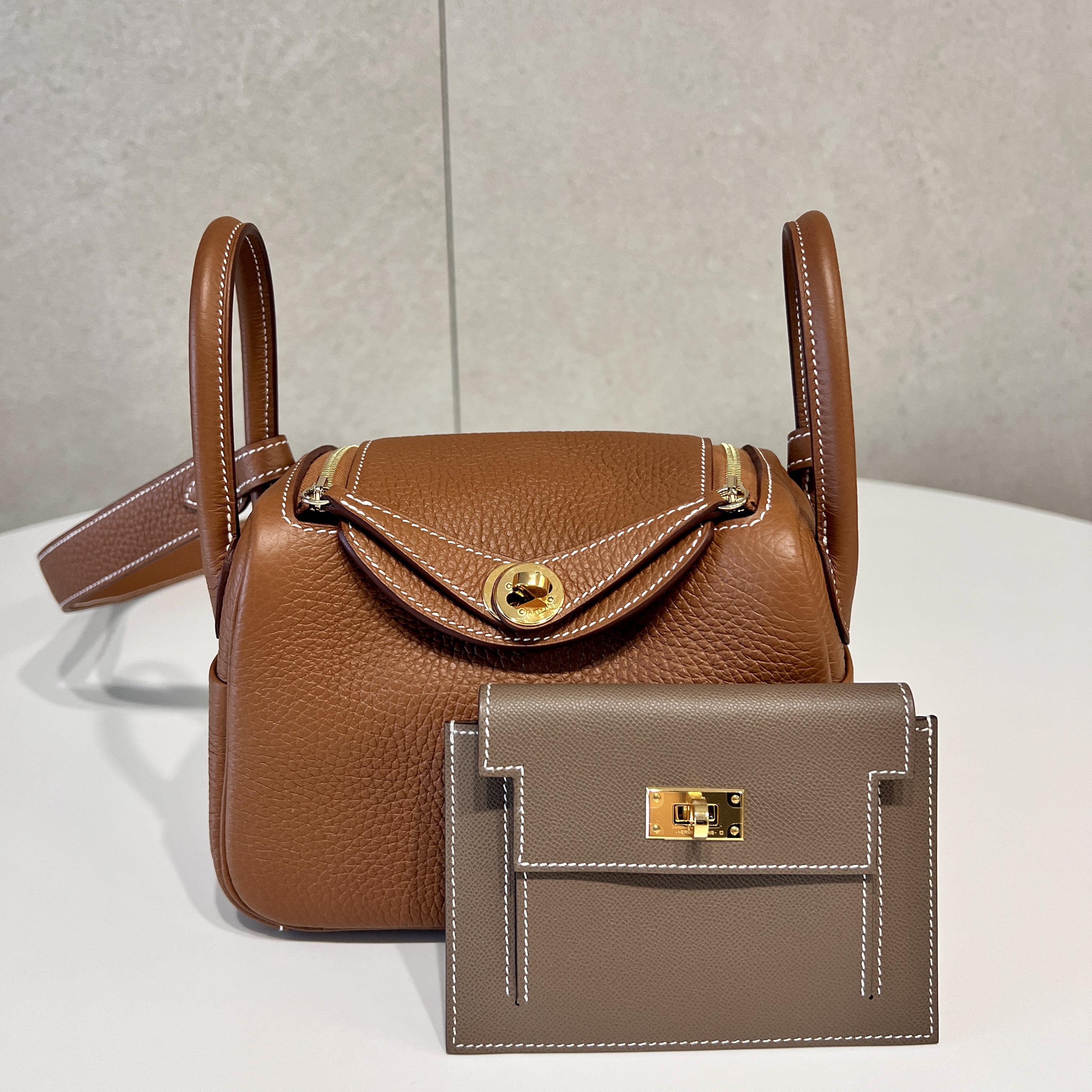 Hermes Lindy Mini Bag Clemence & Gold, Hermes Rodeo Pegase PM Charm Milo Swift & Craie Gold Mauve Sylvestre 착용 스타일 - 3