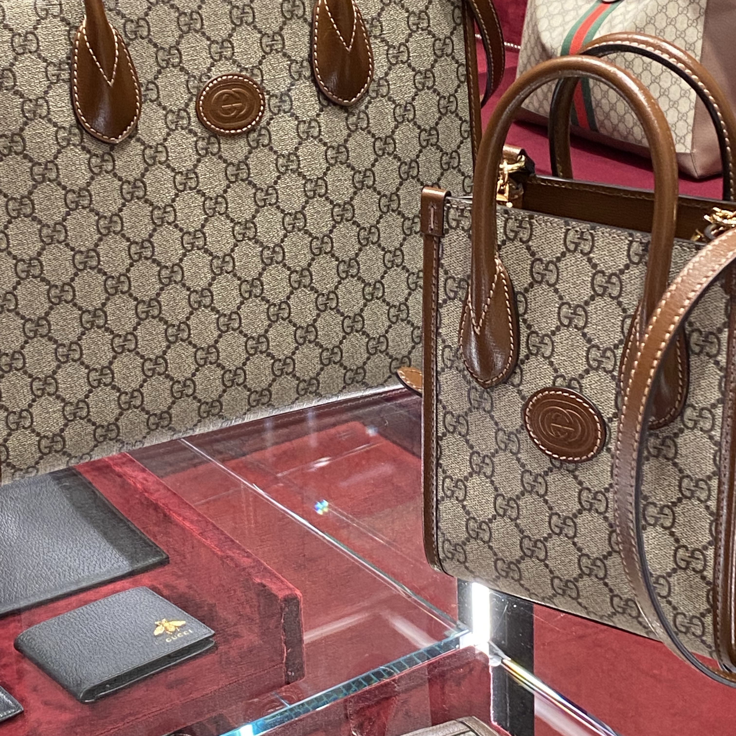 Gucci Mini Tote Bag with Interlocking G Beige Ebony Brown 착용 스타일 - 1