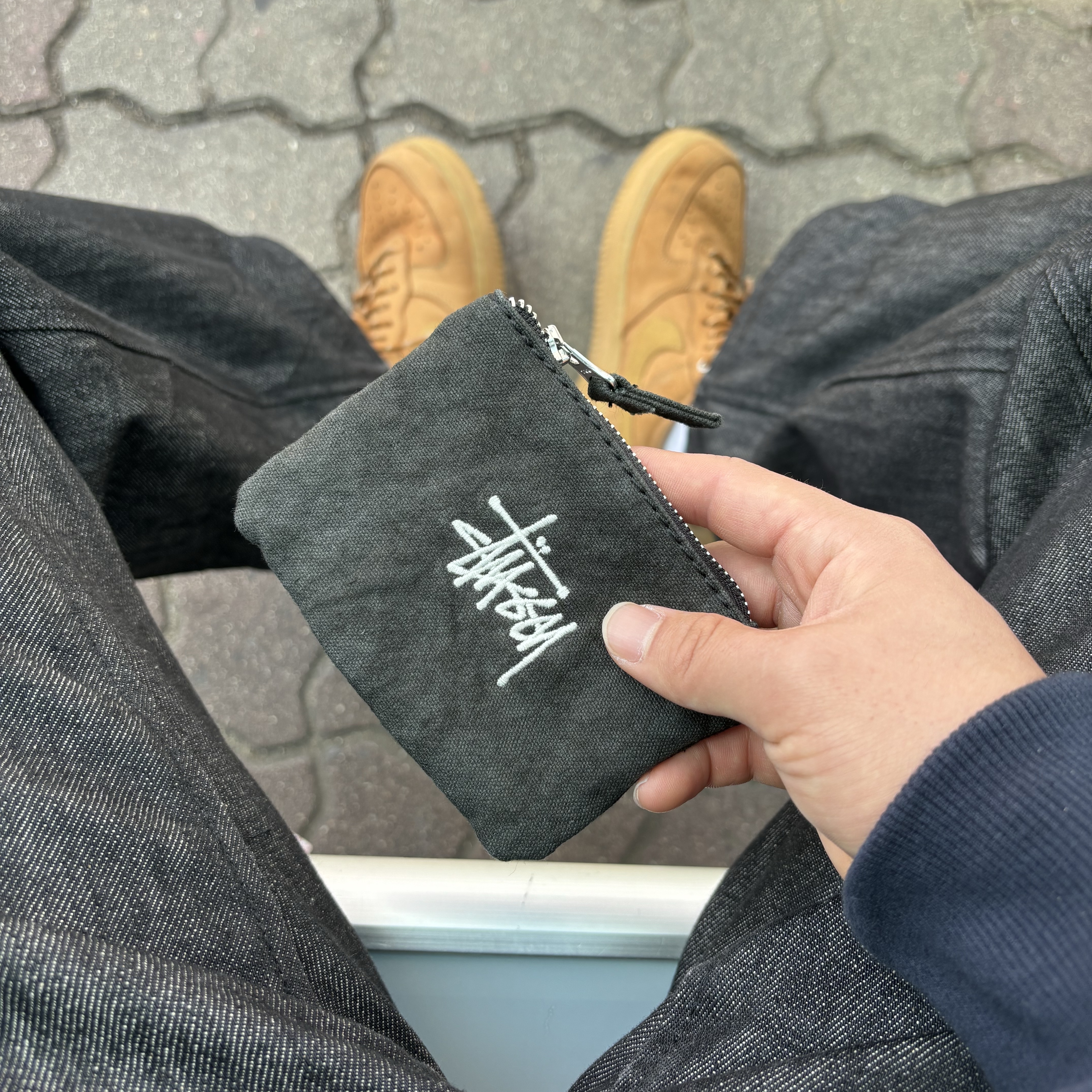 Stussy Canvas Coin Pouch Washed Black 착용 스타일