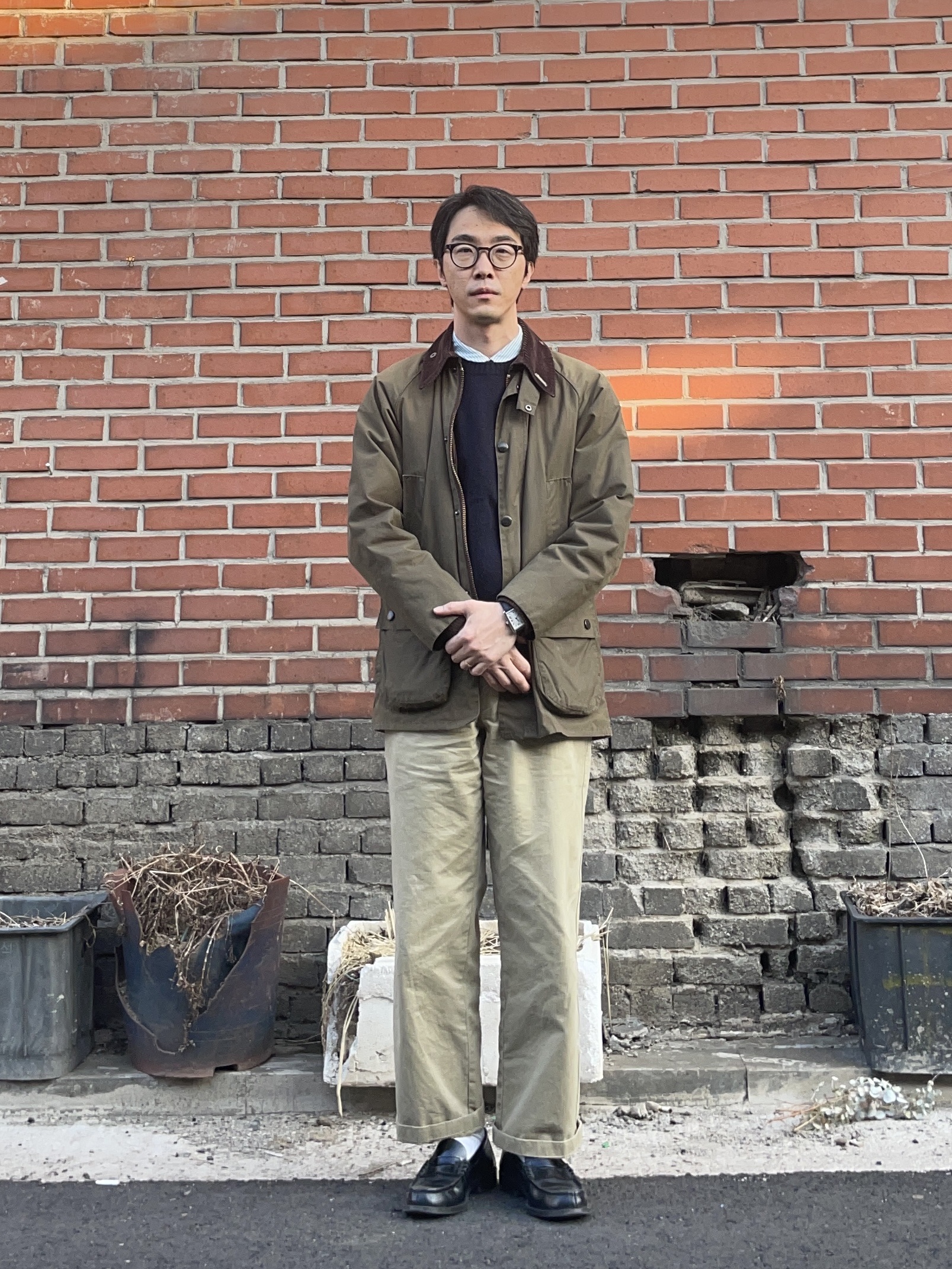 Barbour Bedale Short Wax Jacket Olive, Haruta Leather Penny Loafer Black 착용 스타일 - 1