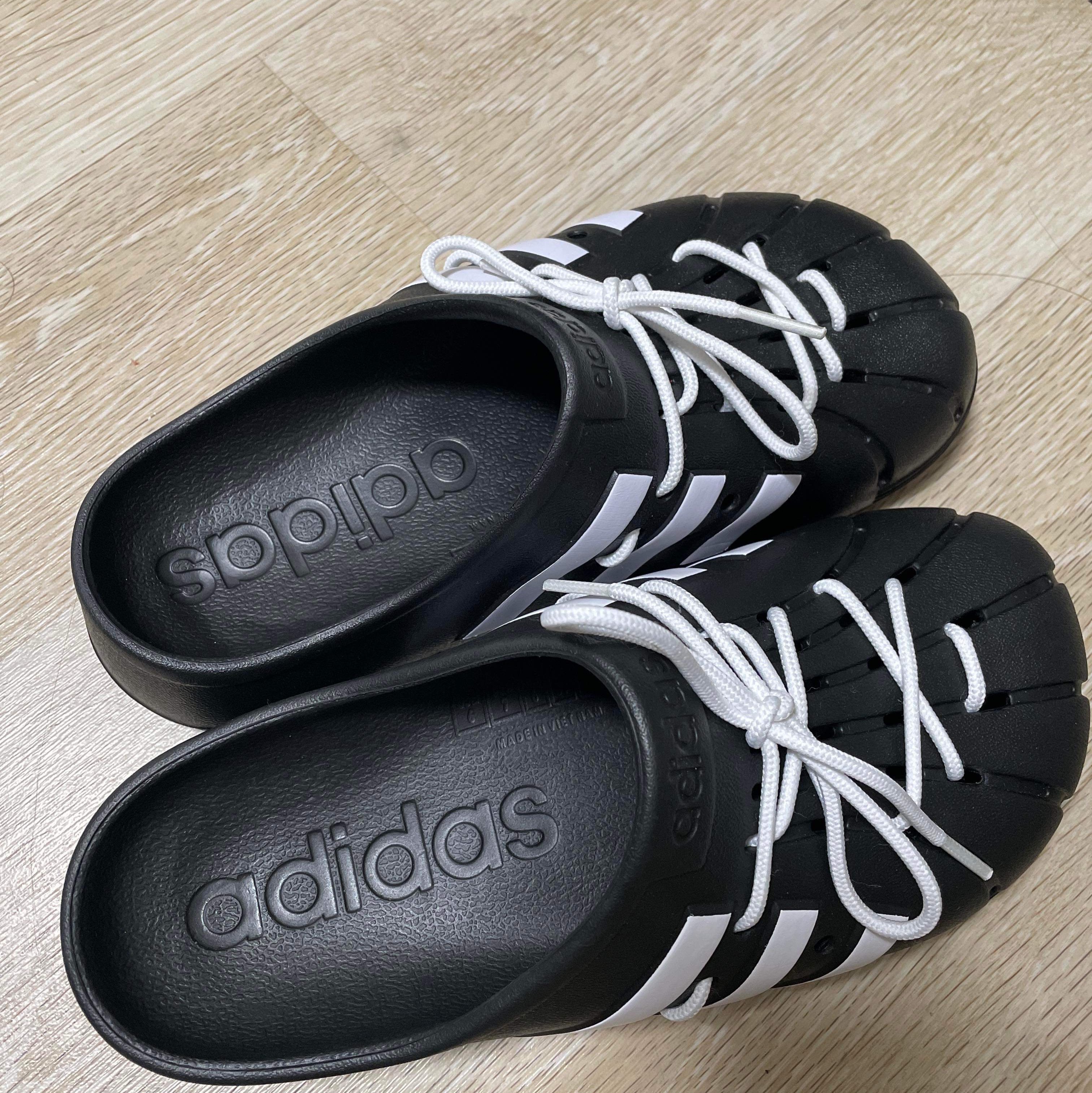 Adidas Adilette Clog Black White 착용 스타일 - 1