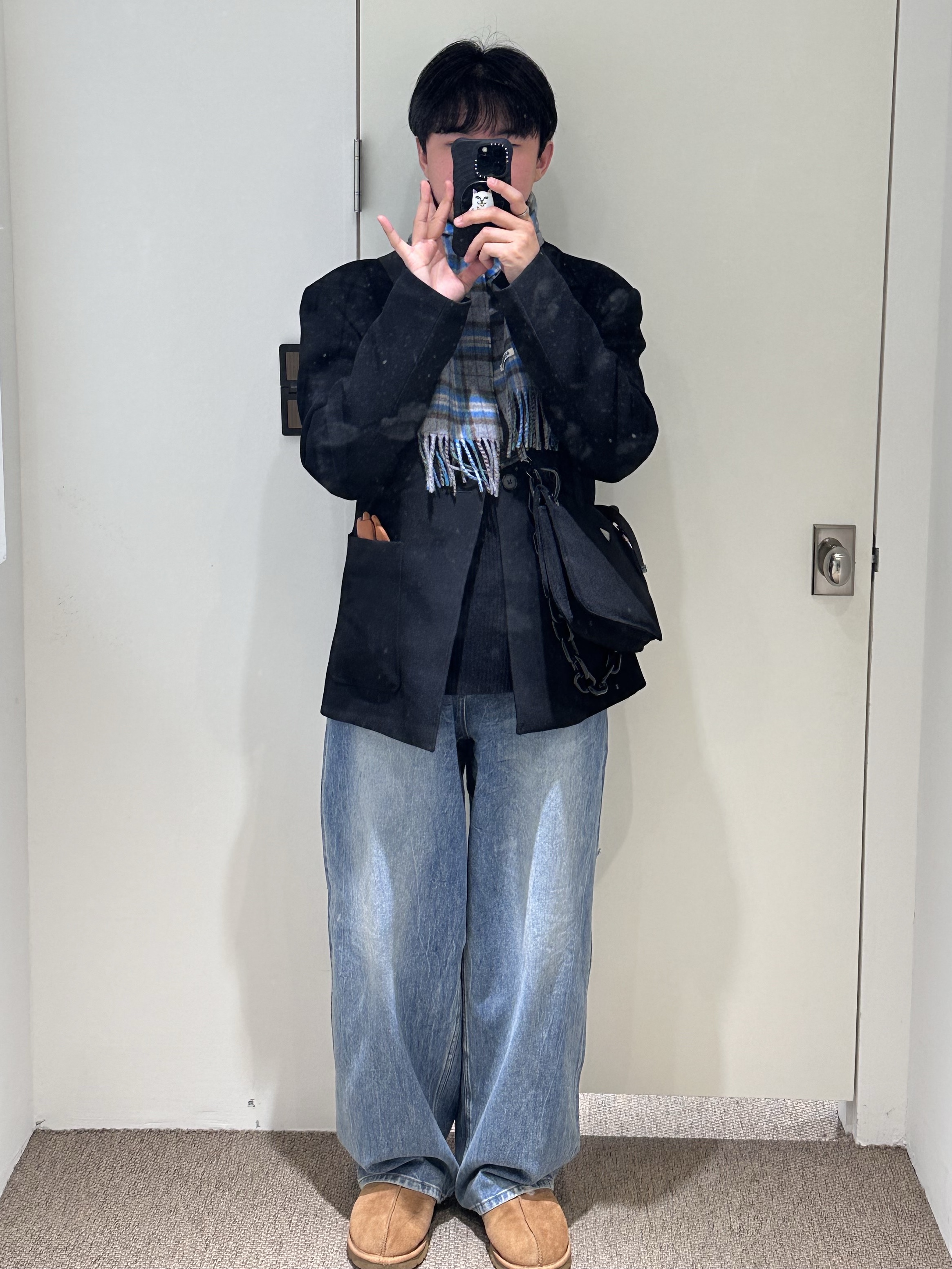 UGG Tasman Slipper Chestnut, Auralee Cashmere Check Stole Gray Blue Check 착용 스타일