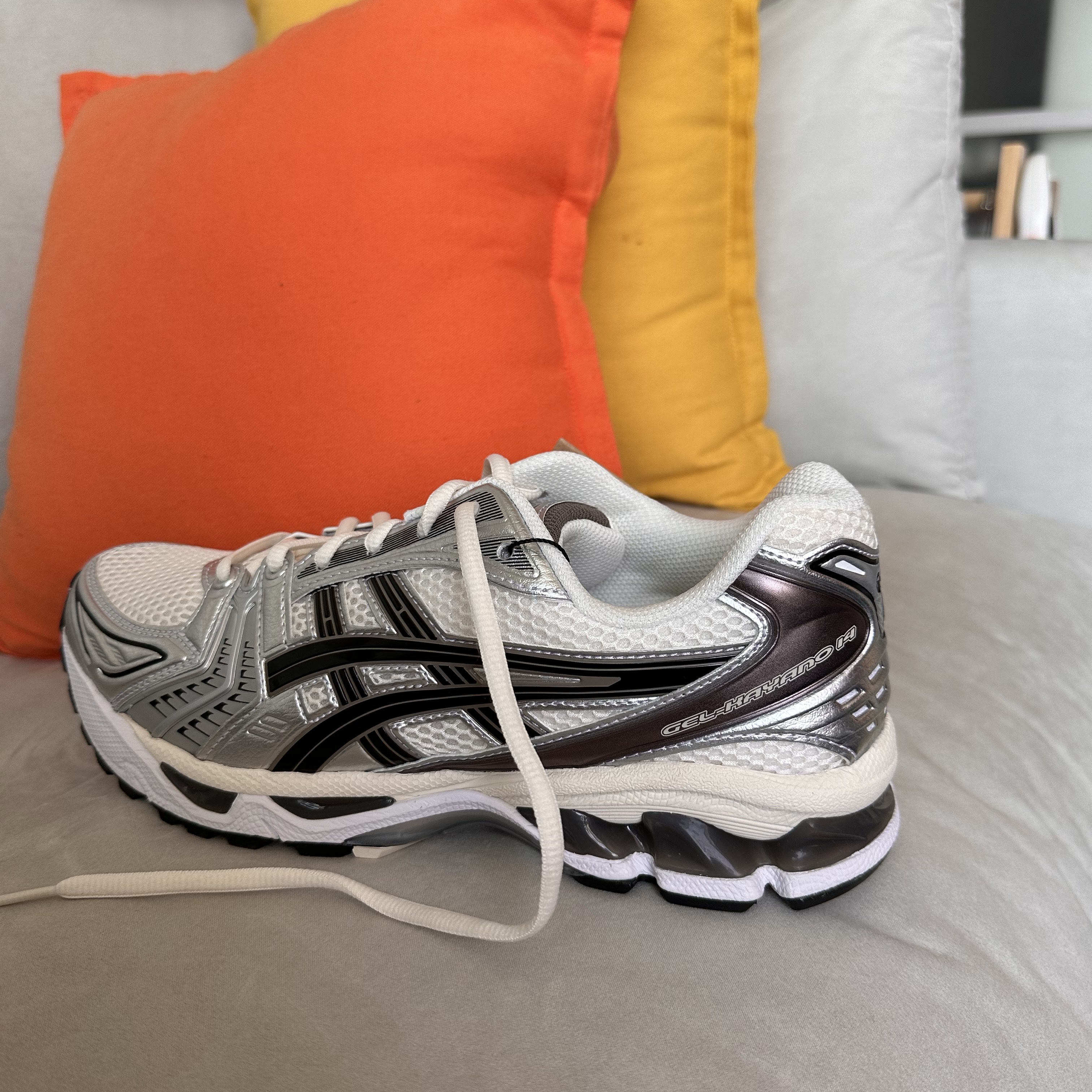 Asics Gel-Kayano 14 Cream Black 착용 스타일 - 2