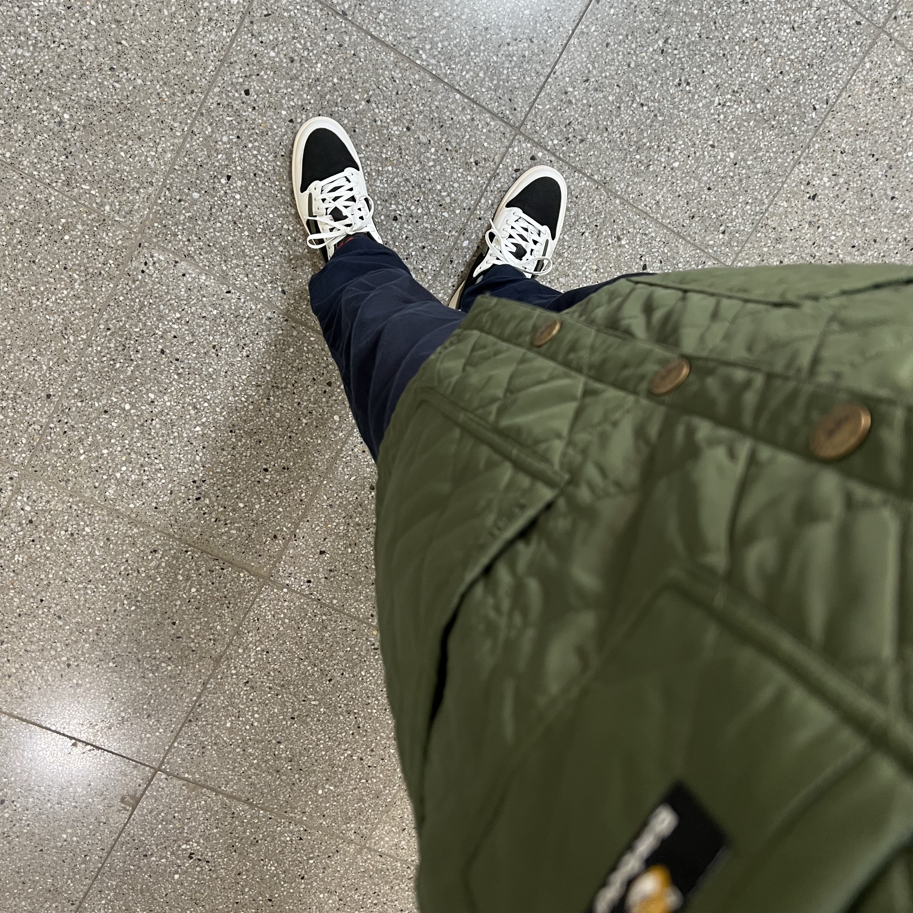Barbour x Maison Kitsune Kenning Quilted Jacket Classic Green, (W) Jordan 1 x Travis Scott Retro Low OG SP Medium Olive 착용 스타일