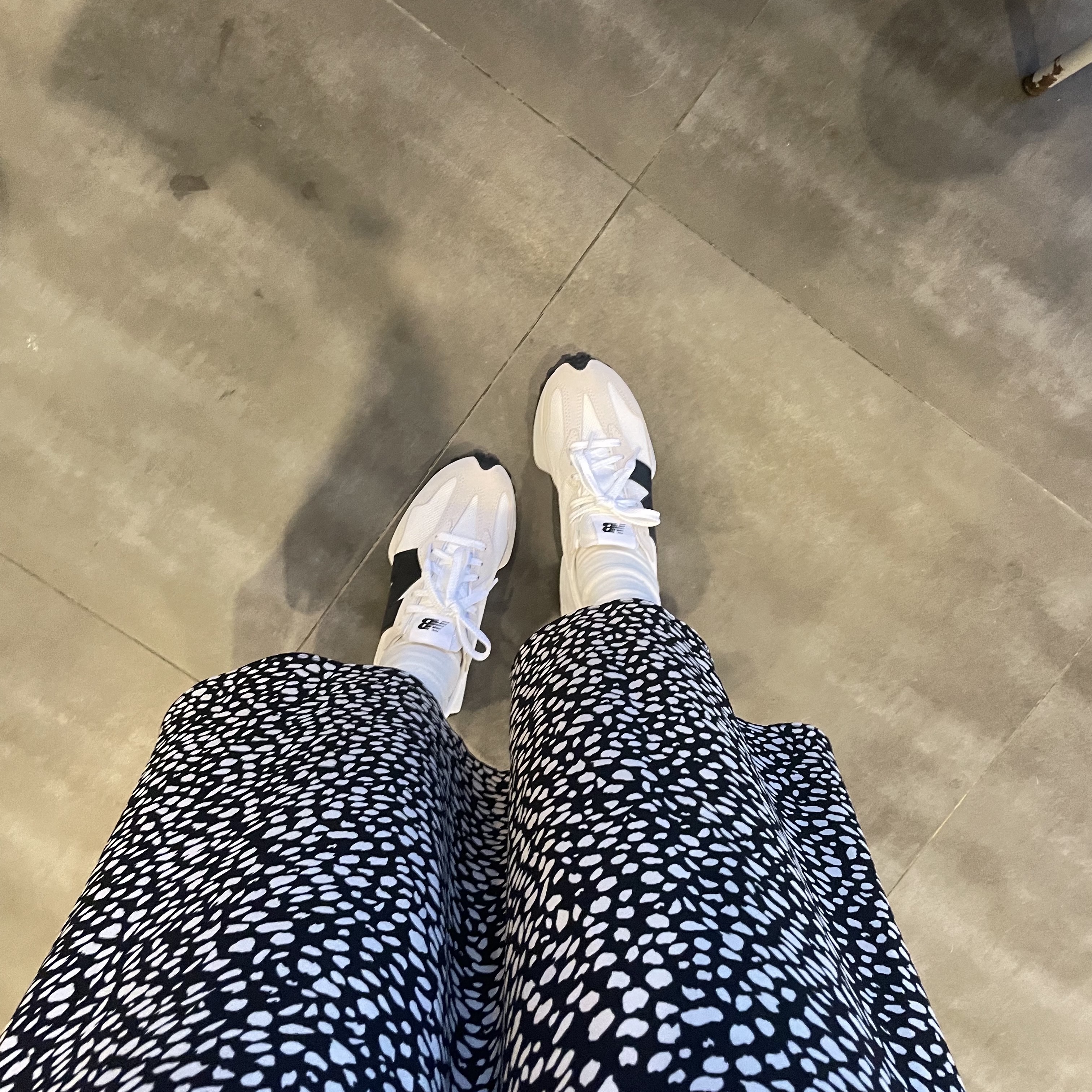 New Balance 327 White Black 착용 스타일