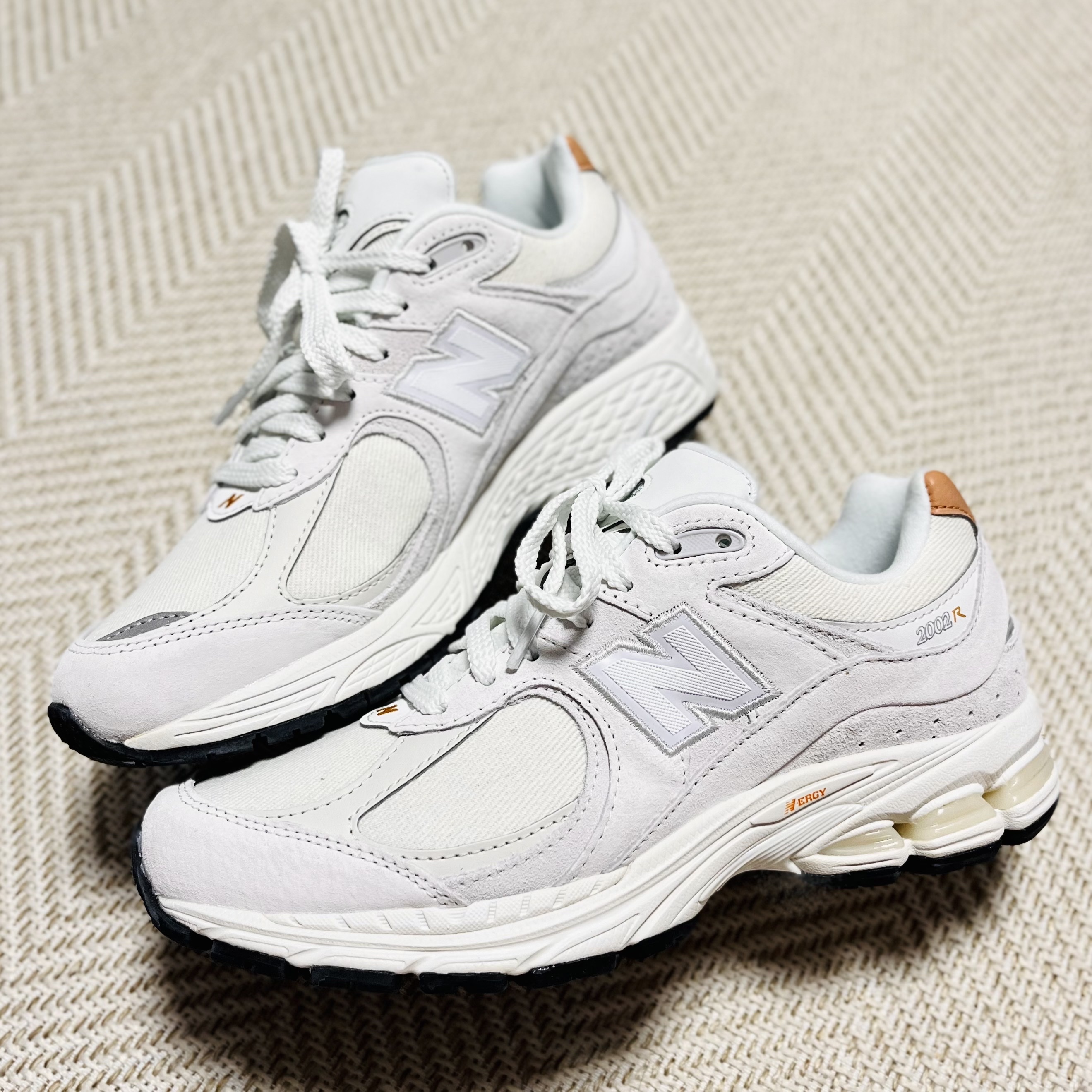 New Balance 2002R Reflection Sepia Sea Salt 착용 스타일 - 1