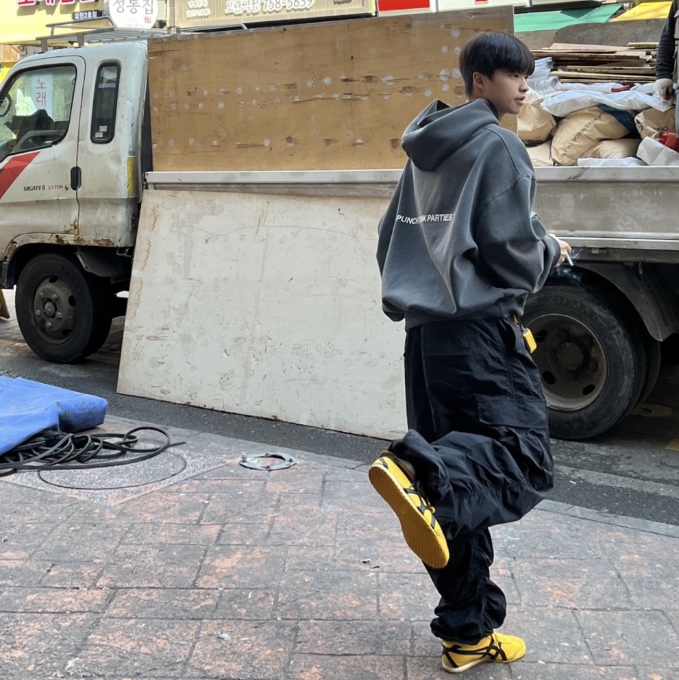 Onitsuka Tiger Mexico 66 Yellow Black, Punch Drunk Parties Circle Logo Garment Dyed Hoodie Charcoal 착용 스타일
