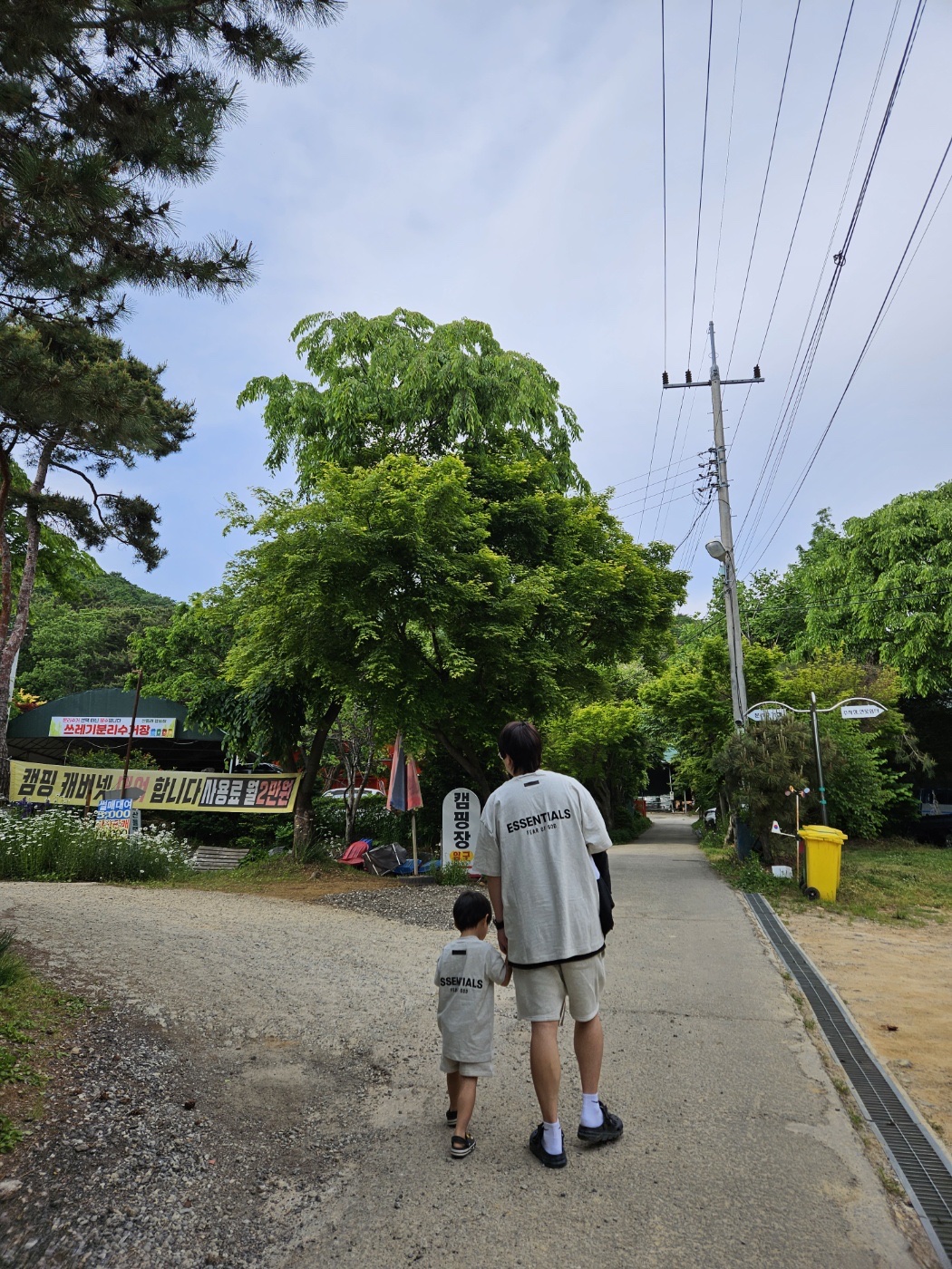 Crocs x Post Malone Duet Max Clog Blue Camo, Essentials The Core Collection T-Shirt Light Oatmeal 착용 스타일