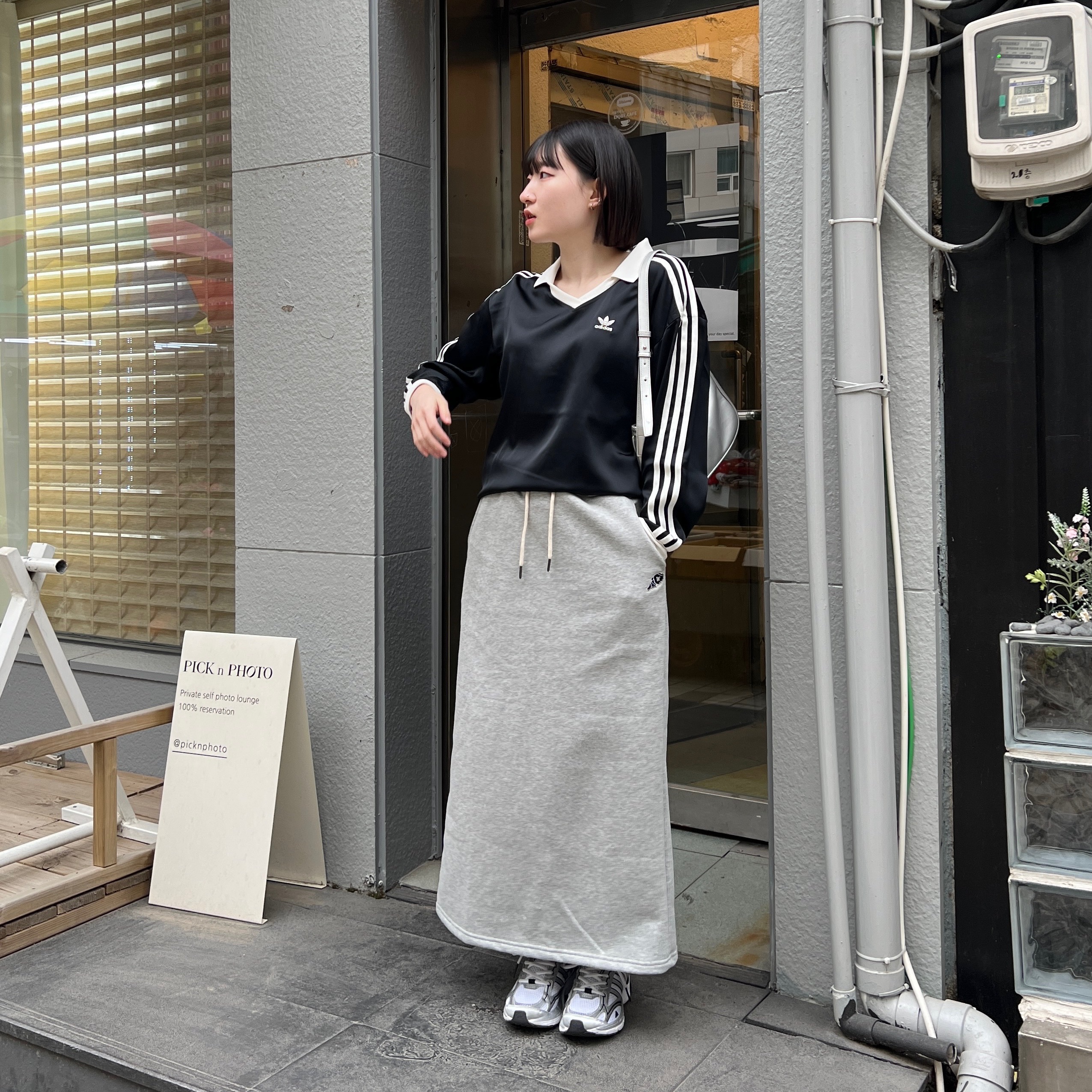 (W) Adidas 3-Stripes Satin Long Sleeve T-Shirt Black - KR Sizing 착용 스타일 - 2