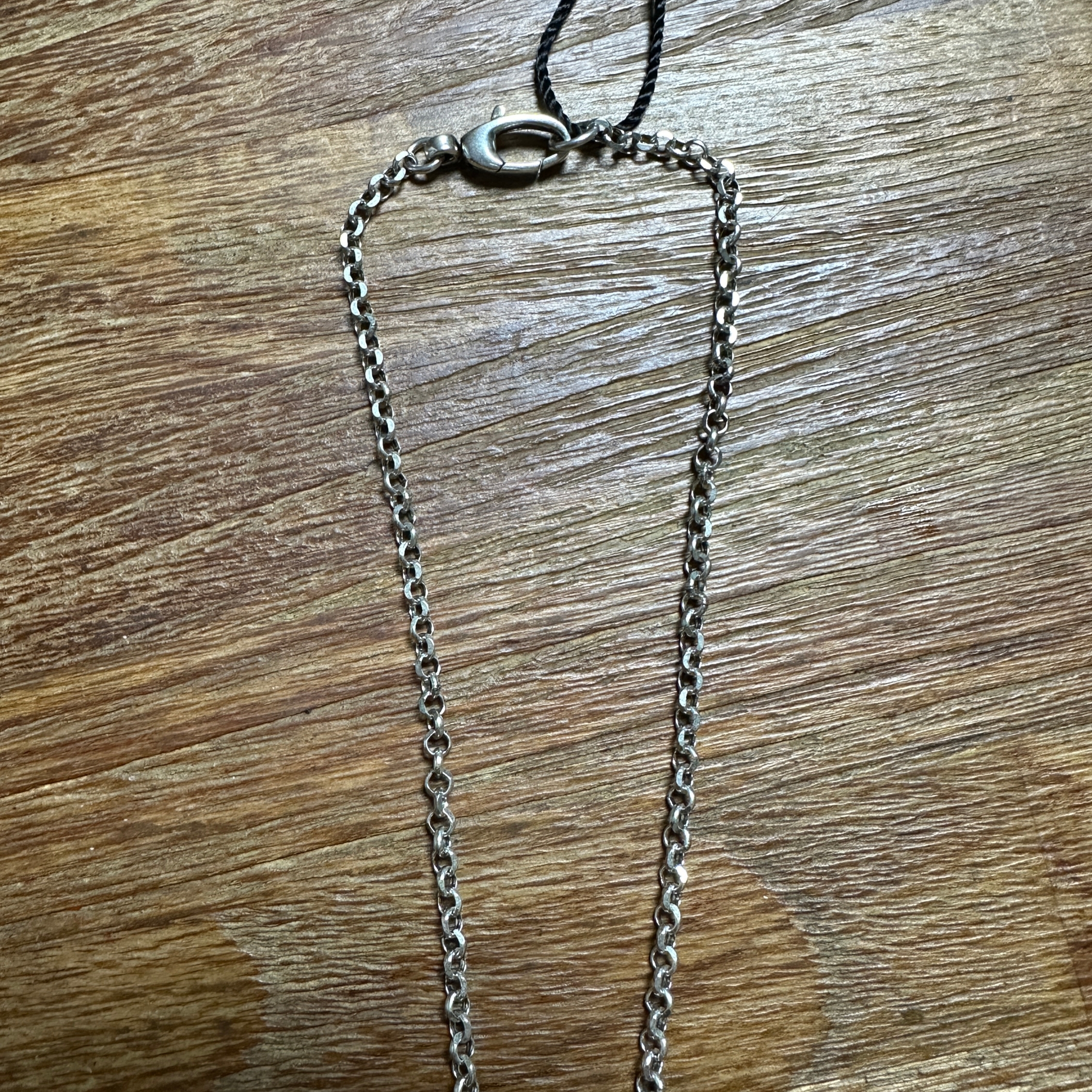 Gucci Double G Key Necklace Silver 착용 스타일 - 2