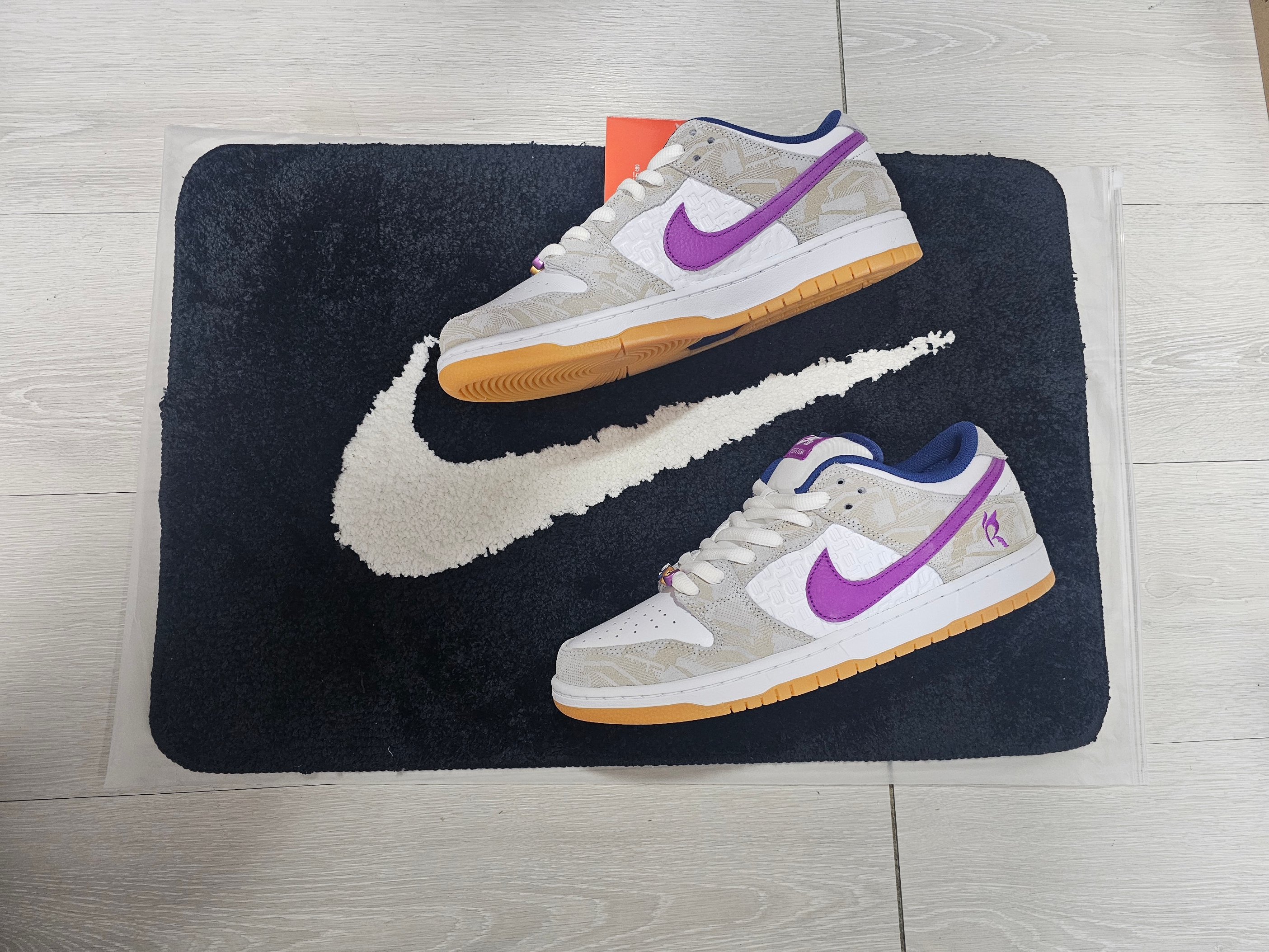 Nike x Rayssa Leal SB Dunk Low PRM Pure Platinum Vivid Purple 착용 스타일 - 2