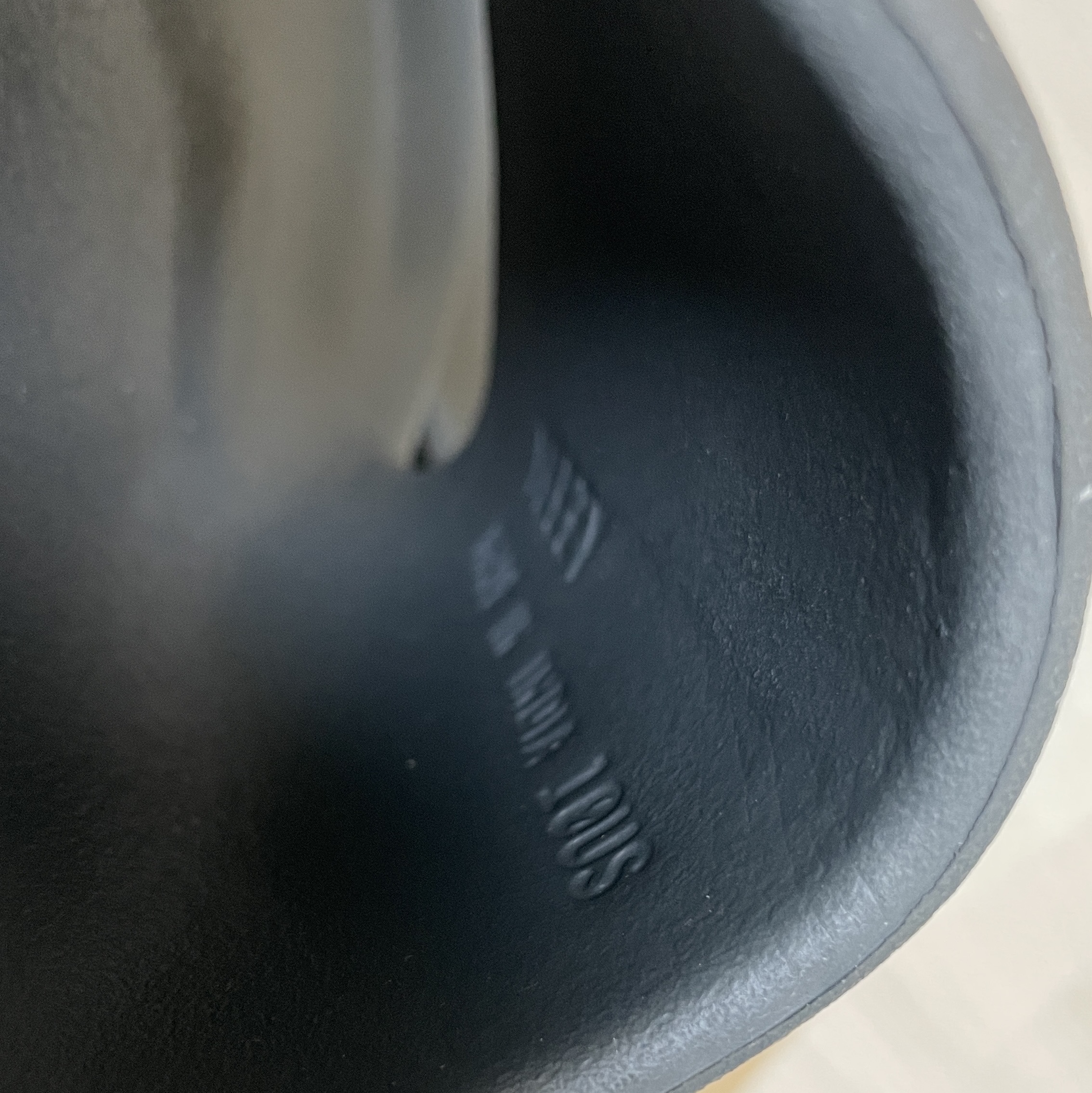 Adidas Yeezy Slide Dark Onyx 2024 착용 스타일 - 3
