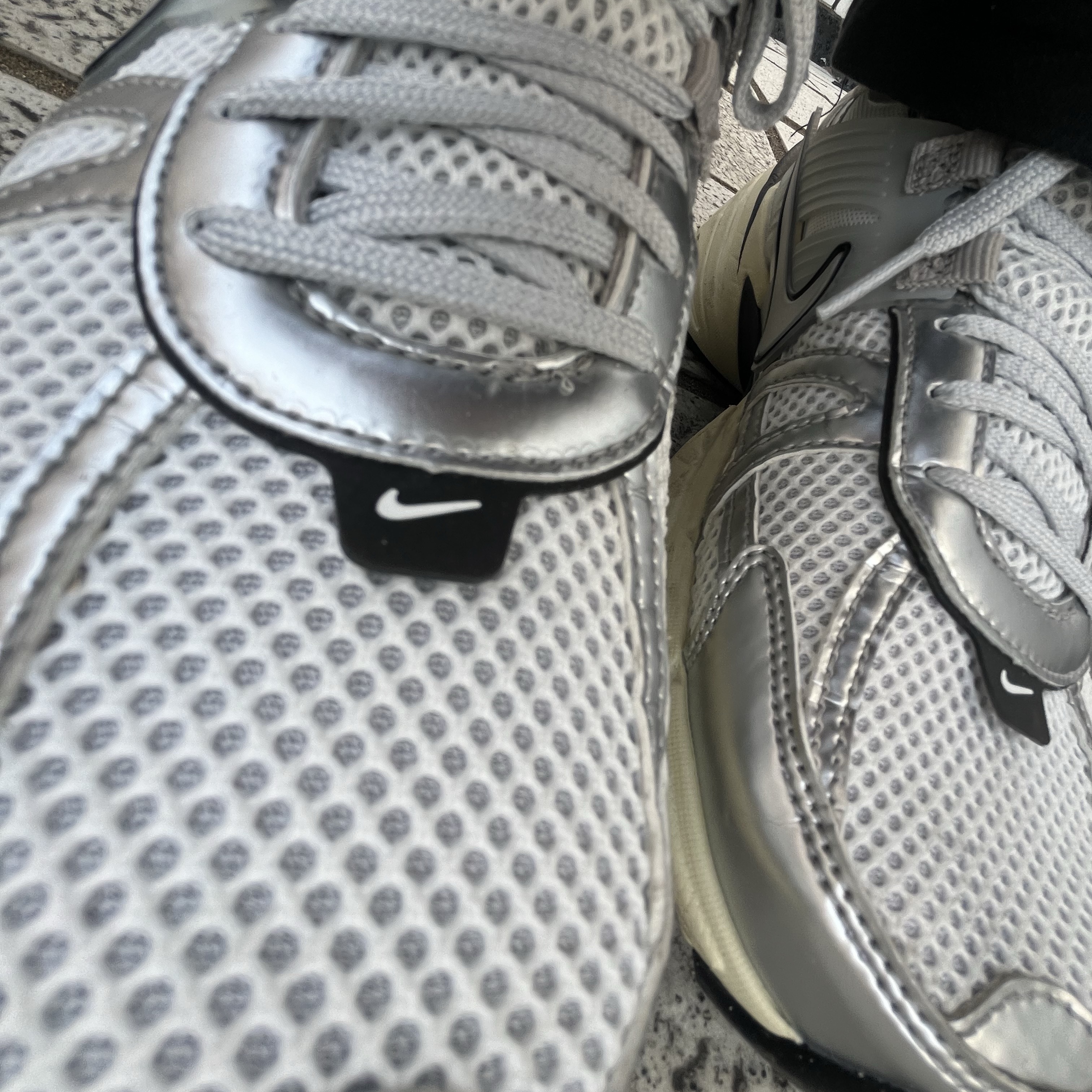 Nike V2K Run Summit White Metallic Silver 착용 스타일 - 1
