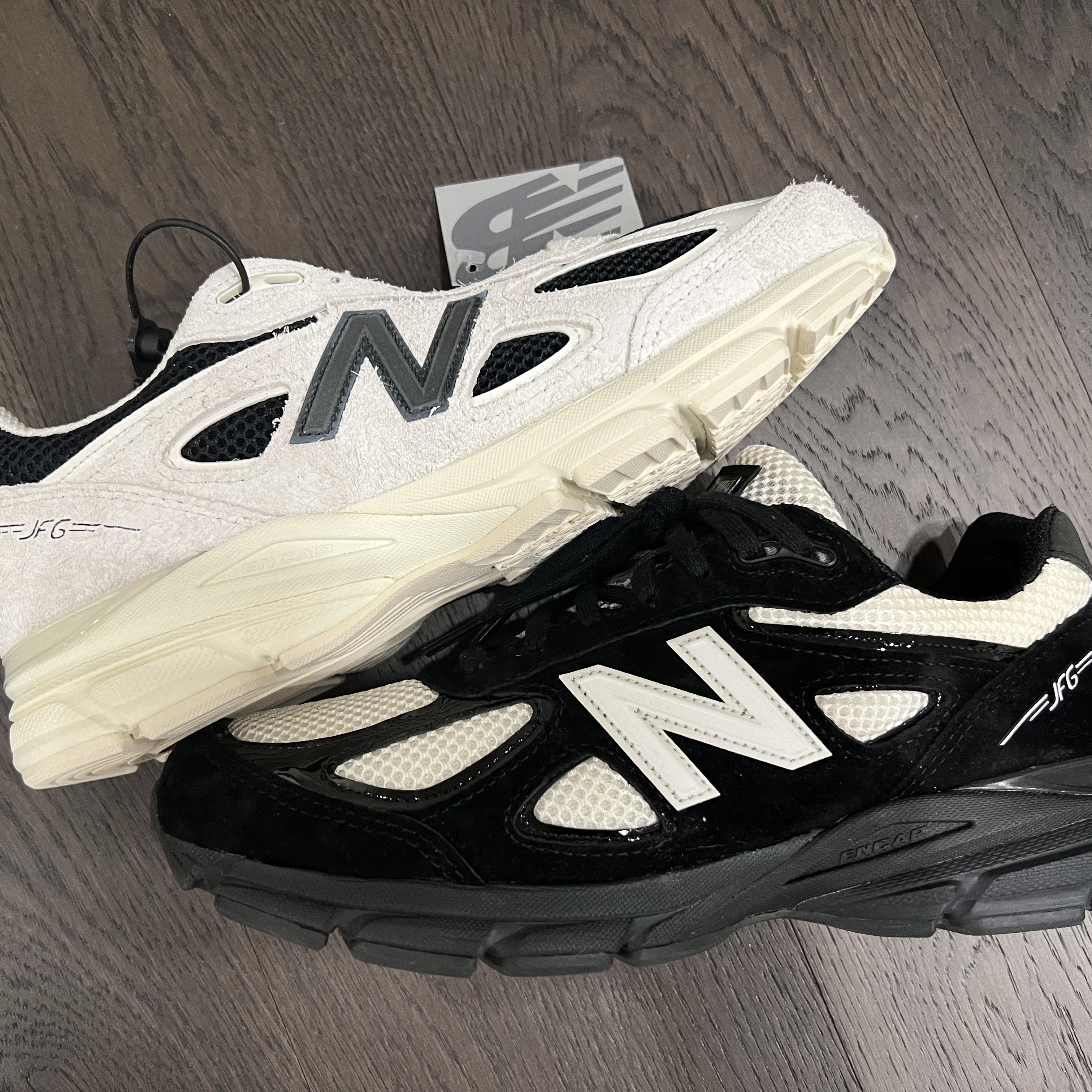 New Balance x Joe Freshgoods 990v4 Made in USA Black White, New Balance x Joe Freshgoods 990v4 Made in USA White Black 착용 스타일 - 2