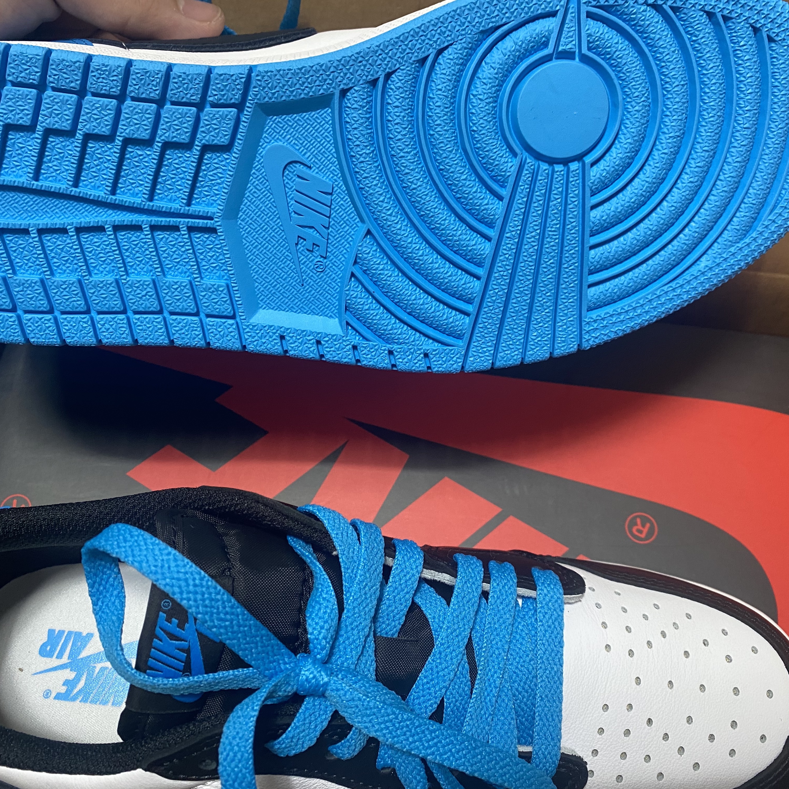 Jordan 1 Retro Low OG Black and Dark Powder Blue 착용 스타일 - 2