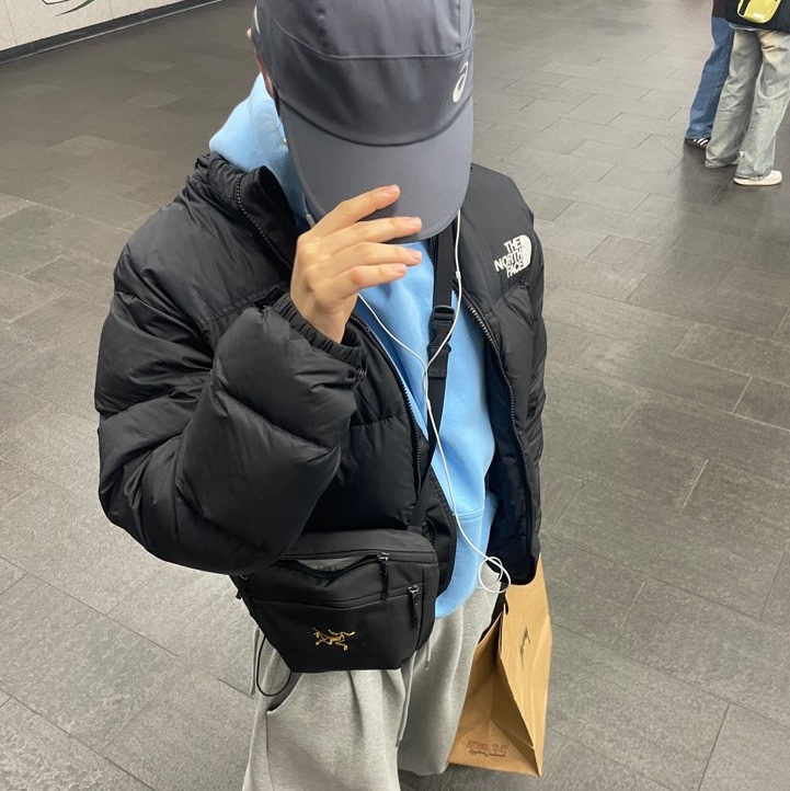 Arc'teryx Mantis 2 Waistpack 24K Black, IAB Studio Hoodie Sky Blue Lemon 착용 스타일