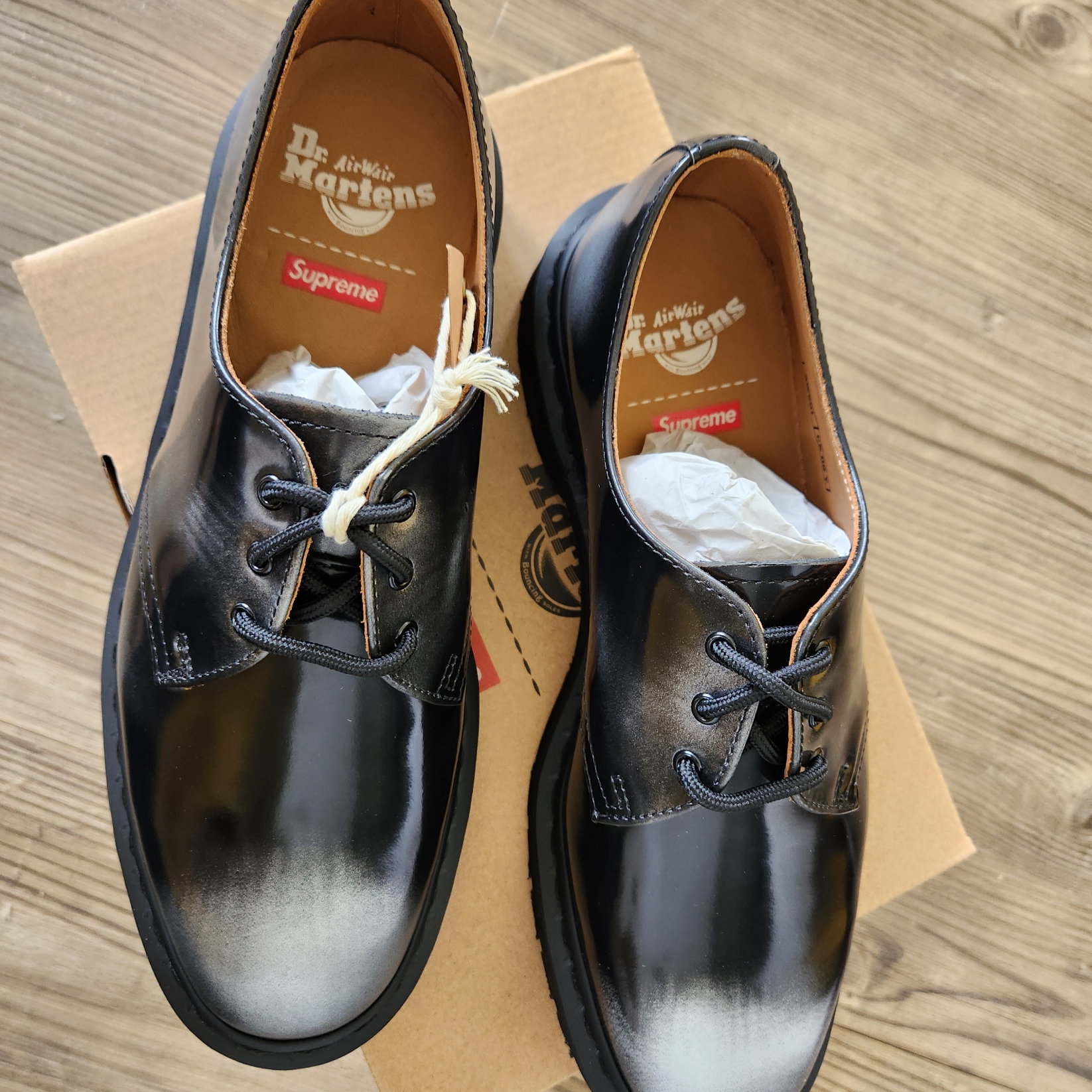 Dr. Martens x Supreme 1461 Gray Silver 착용 스타일 - 2
