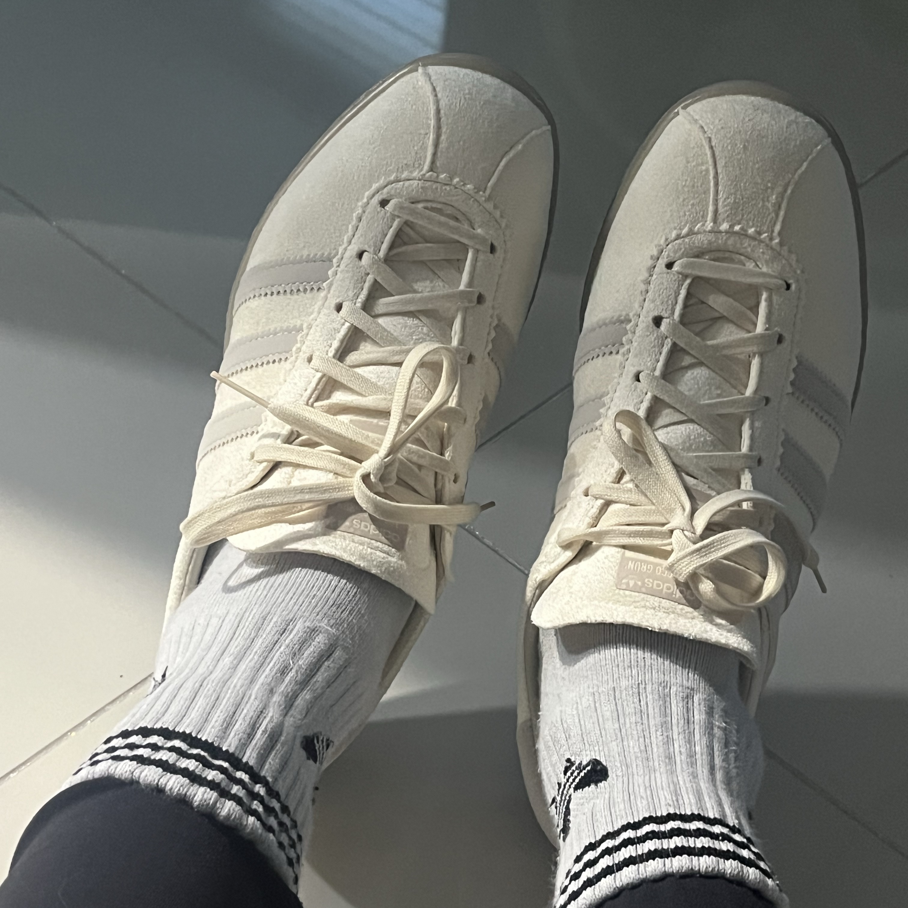 Adidas Tobacco Gruen Cream White Bliss 착용 스타일