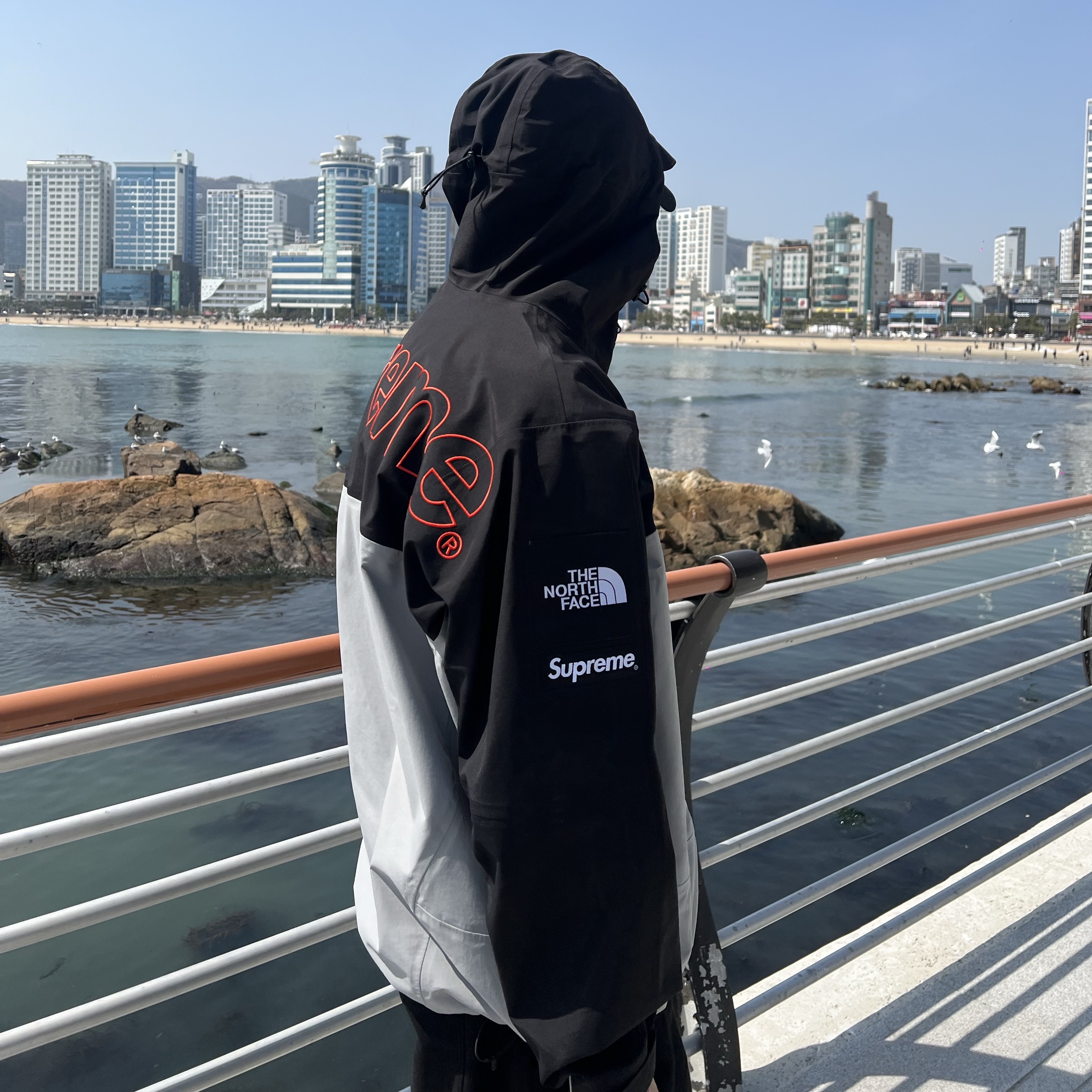 Supreme x The North Face Taped Seam Shell Jacket Grey - 22FW 착용 스타일 - 1