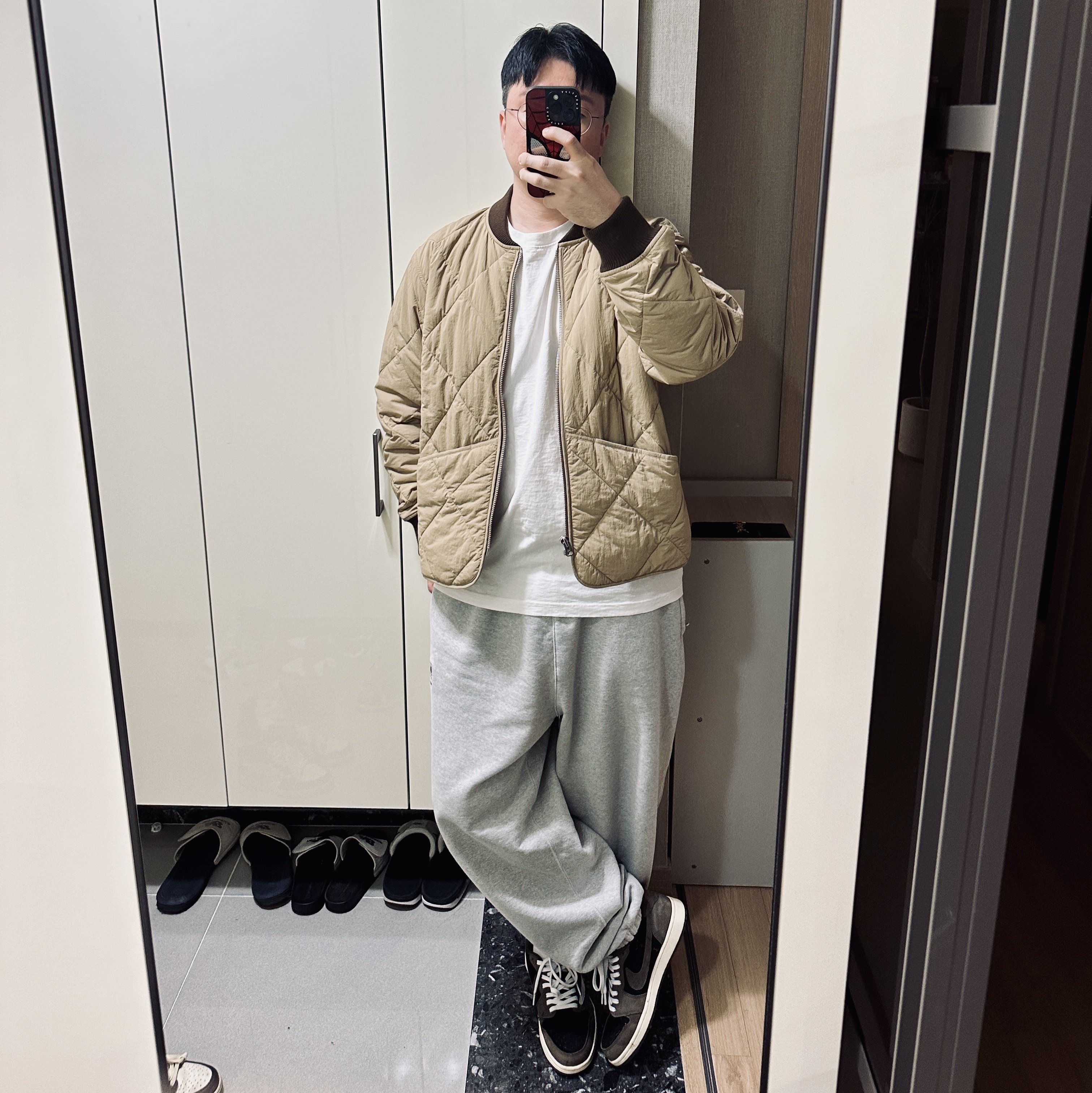 Stussy 8 Ball Quilted Liner Jacket Brown, Stussy Big Cities LS T-Shirt Pigment Dyed Natural 착용 스타일