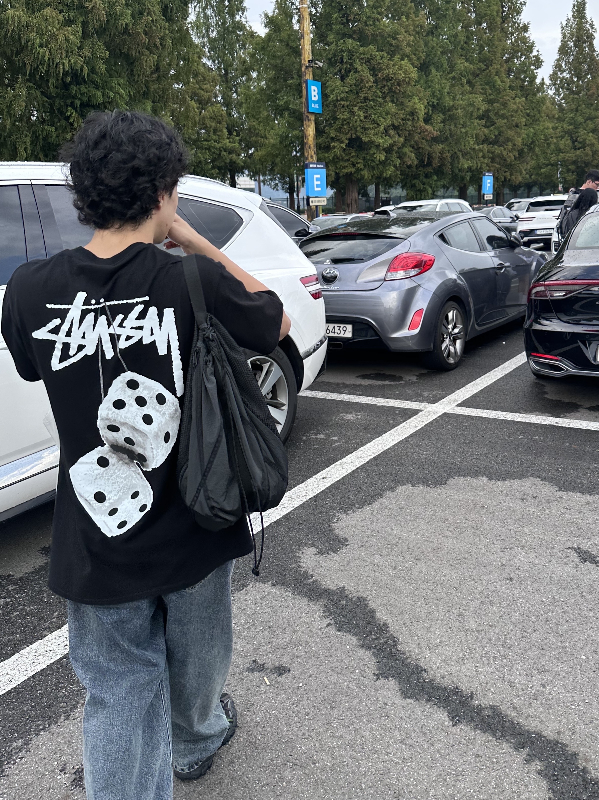 Stussy Fuzzy Dice T-Shirt Black 착용 스타일