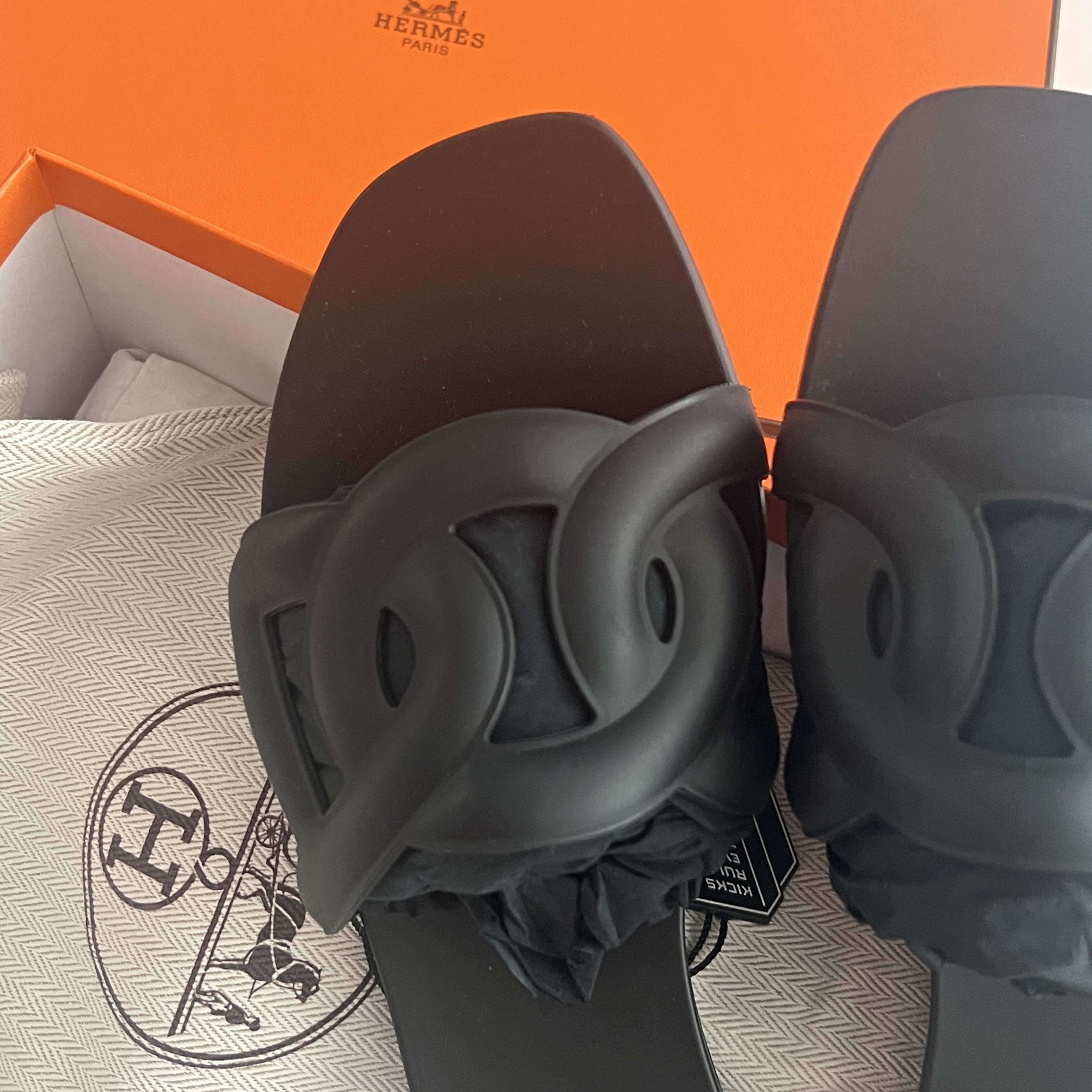 (W) Hermes Aloha Sandal Rubber & Noir 착용 스타일