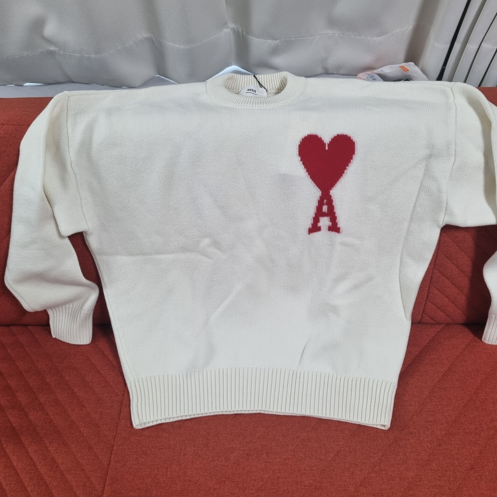 AMI de Coeur Oversize Intarsia Sweater Off White Red 착용 스타일 - 3