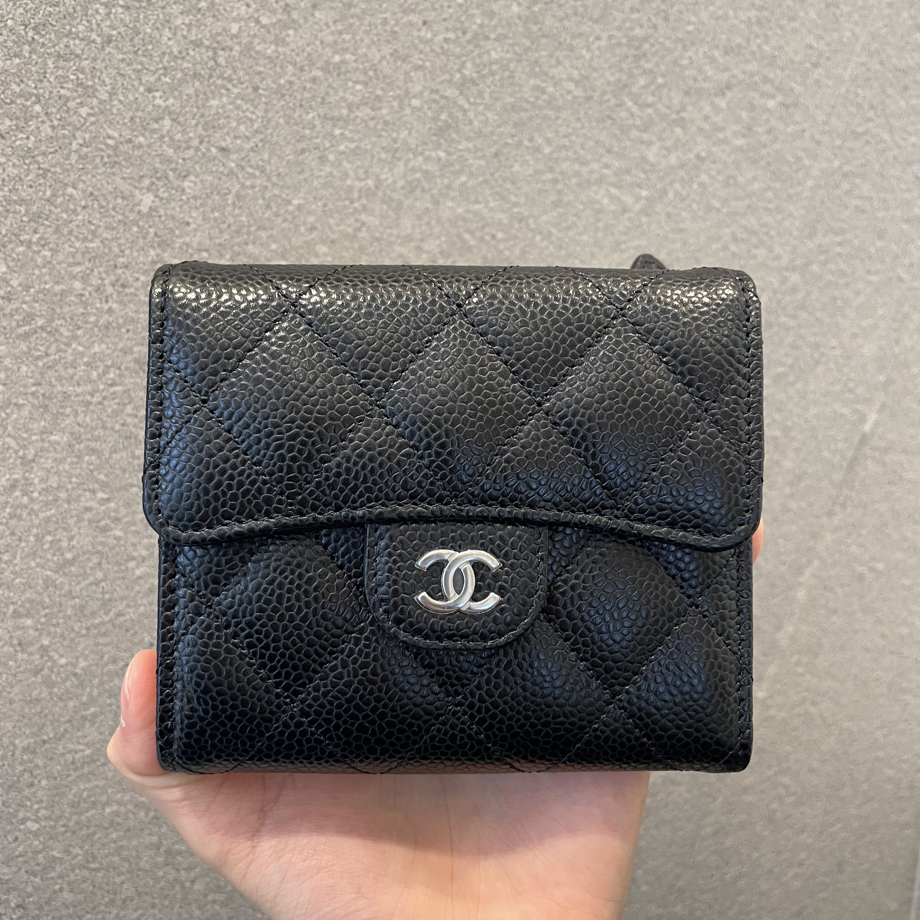 Chanel Small Classic Flap Wallet Grained Calfskin & Silver Black 착용 스타일 - 4